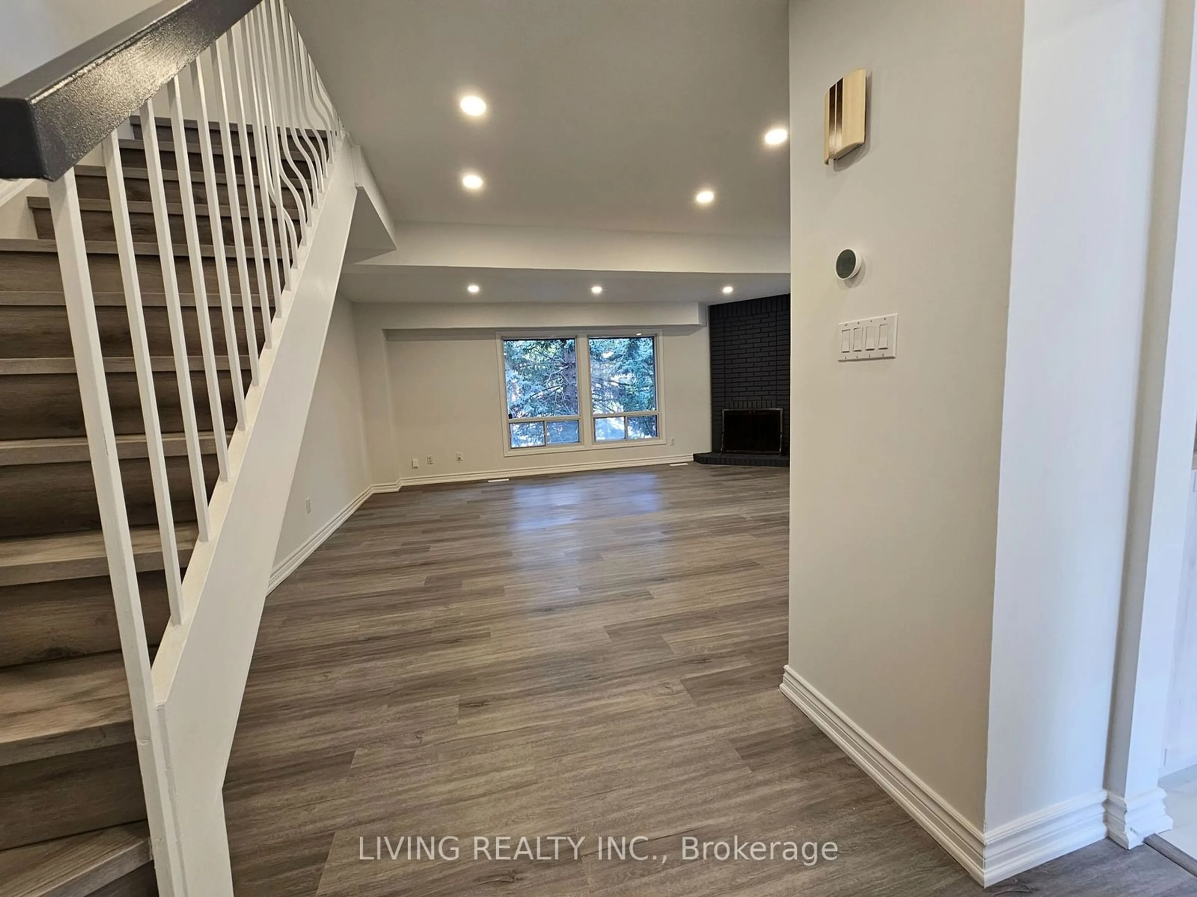 Indoor entryway, wood floors for 89 Gypsy Roseway, Toronto Ontario M2N 5Z1