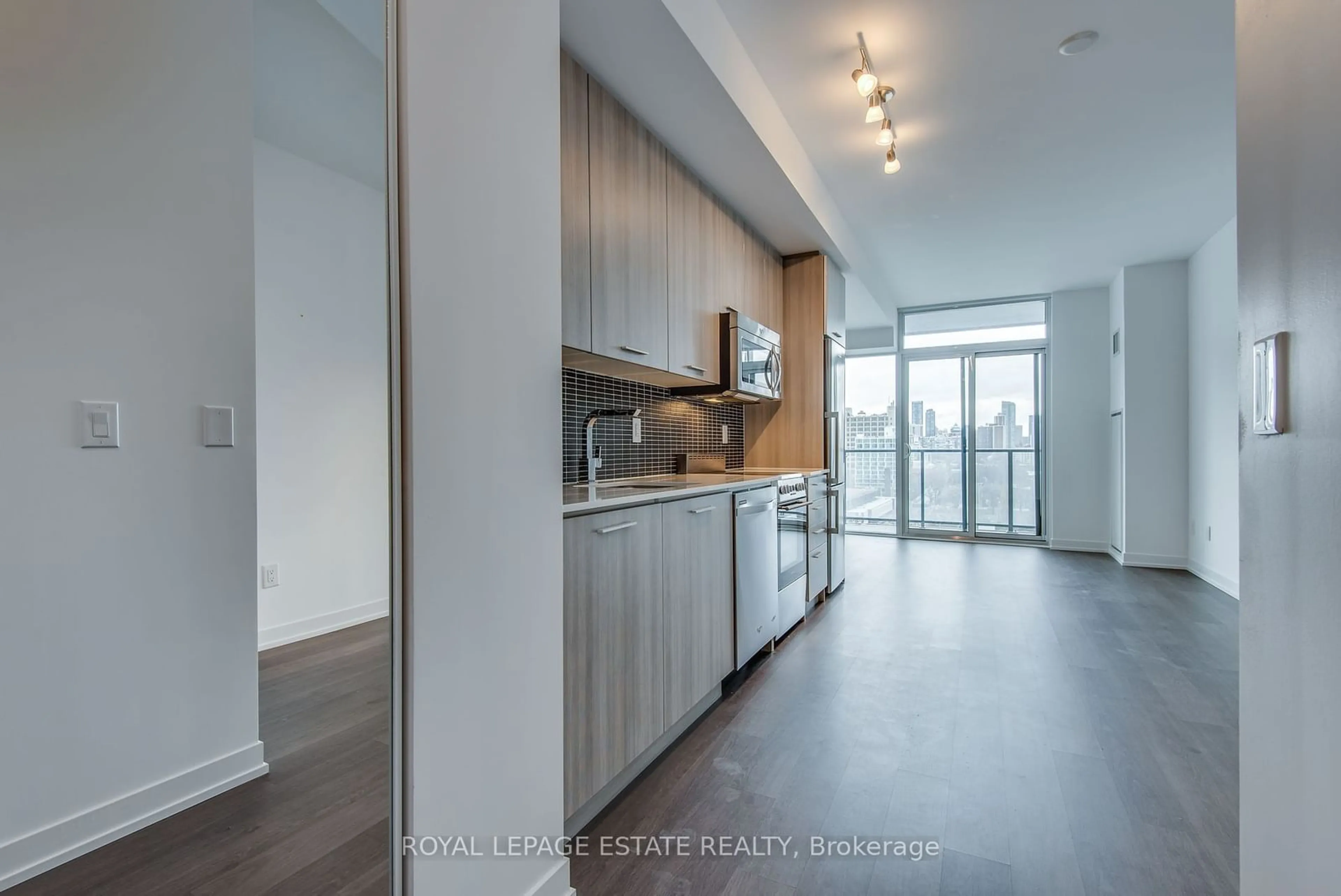 Open concept kitchen for 105 George St #1215, Toronto Ontario M5A 0L4