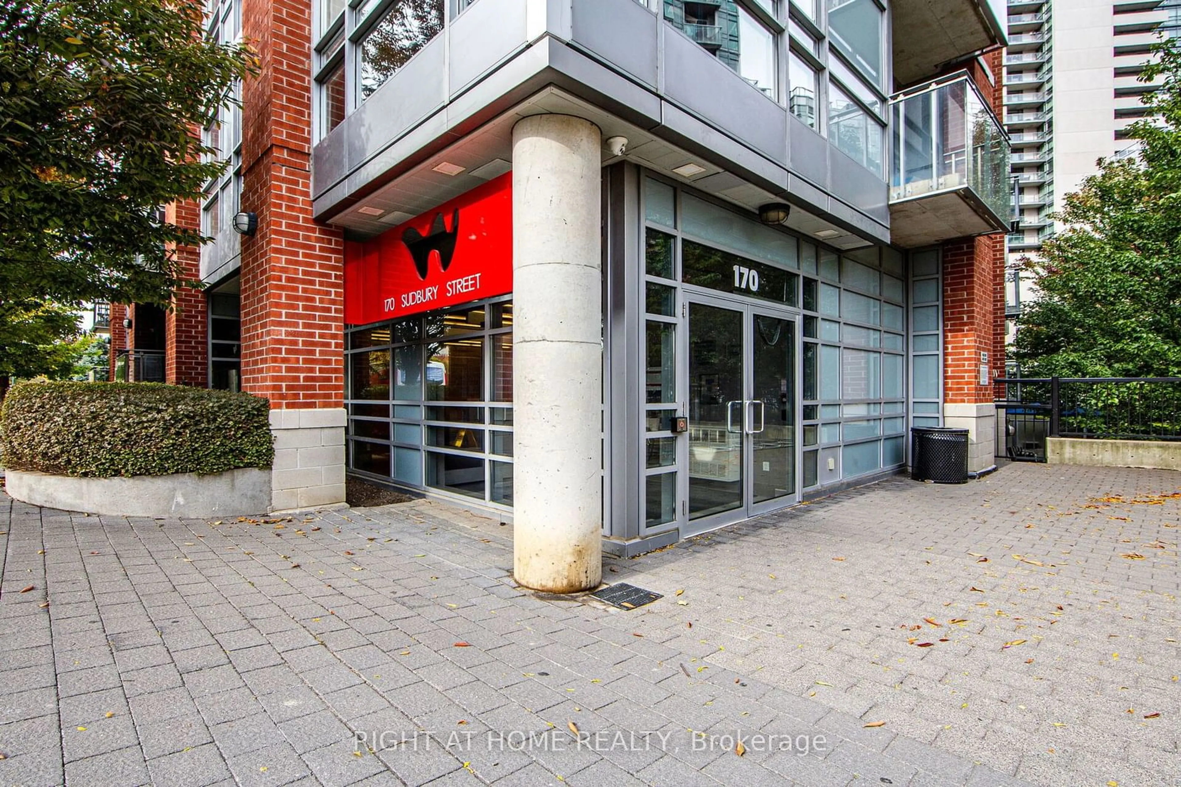 Indoor foyer for 170 SUDBURY St #208, Toronto Ontario M6J 3S8