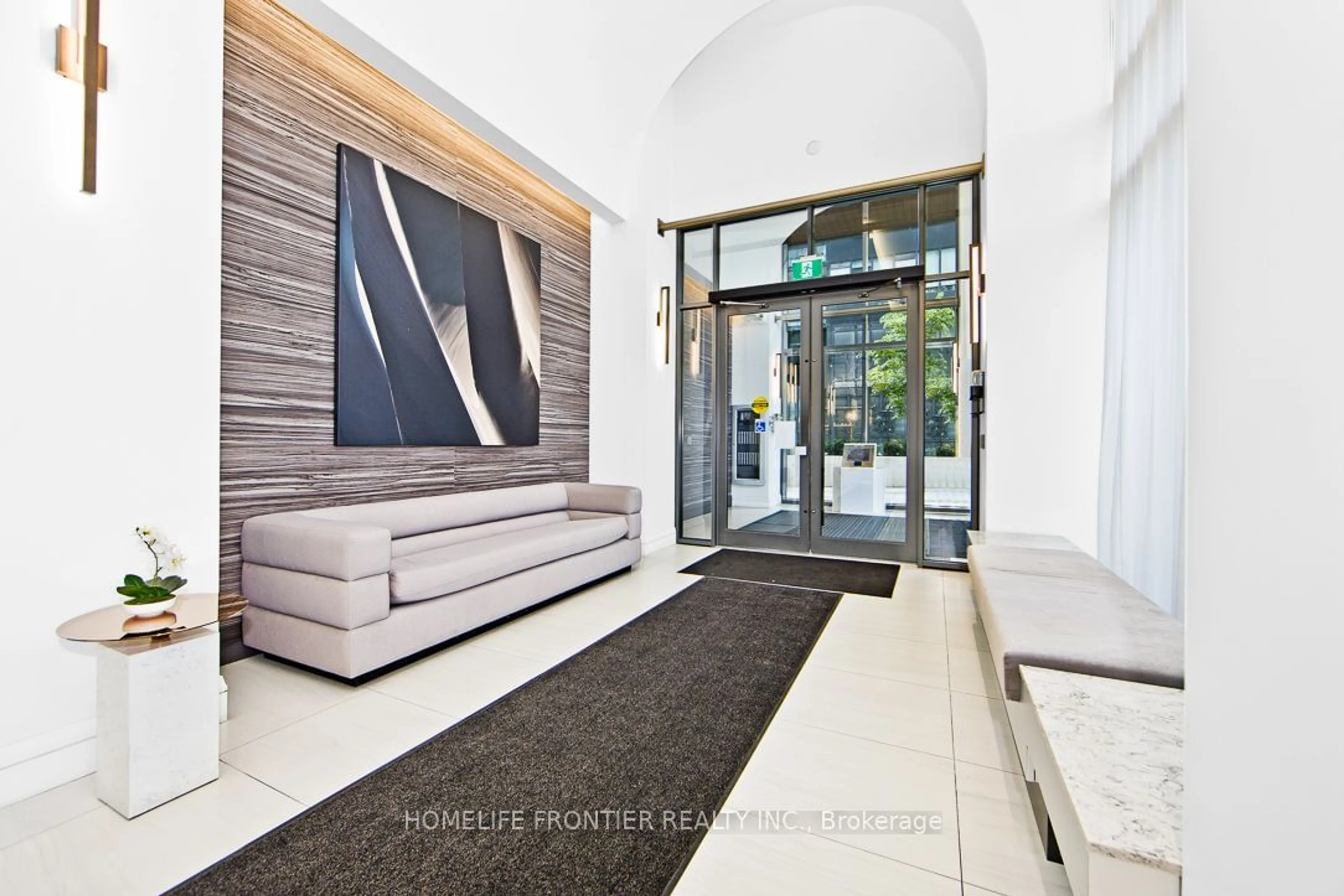 Indoor lobby, wood floors for 39 Roehampton Ave #704, Toronto Ontario M4P 0G1