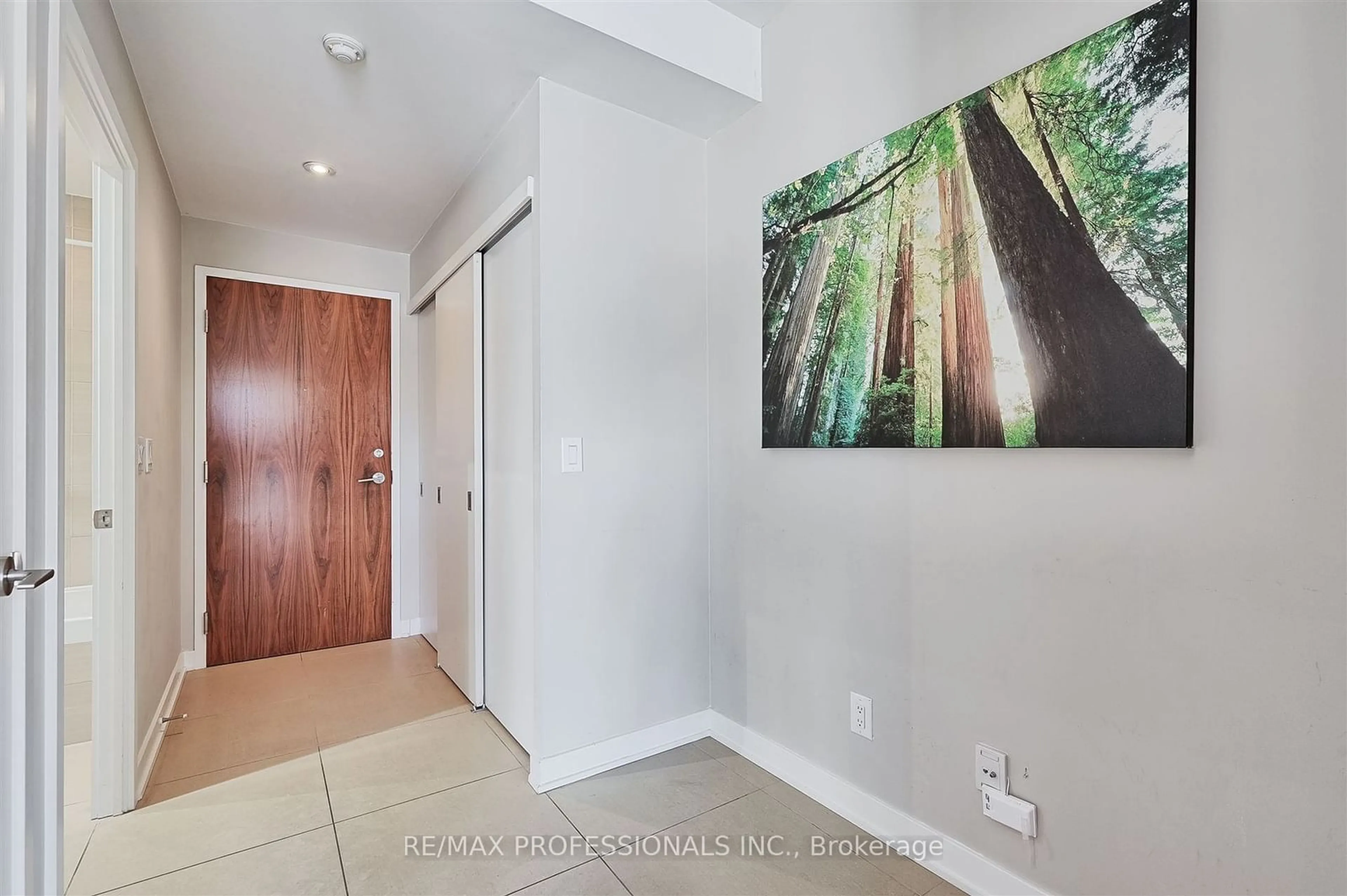 Indoor entryway, wood floors for 3 Market St #404, Toronto Ontario M5E 0A3