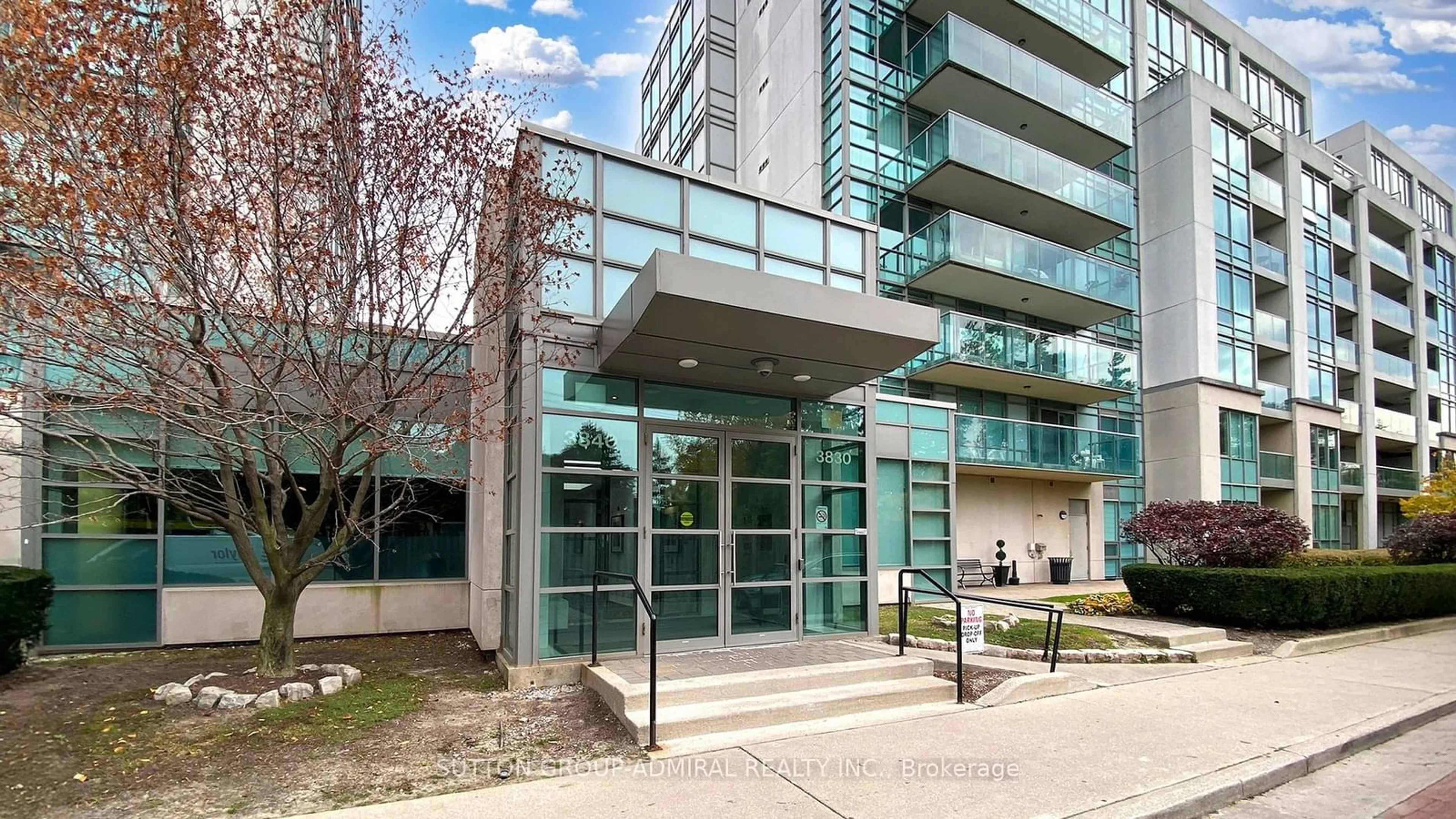 A pic from exterior of the house or condo, the front or back of building for 3830 Bathurst St #PH809, Toronto Ontario M3H 3M9