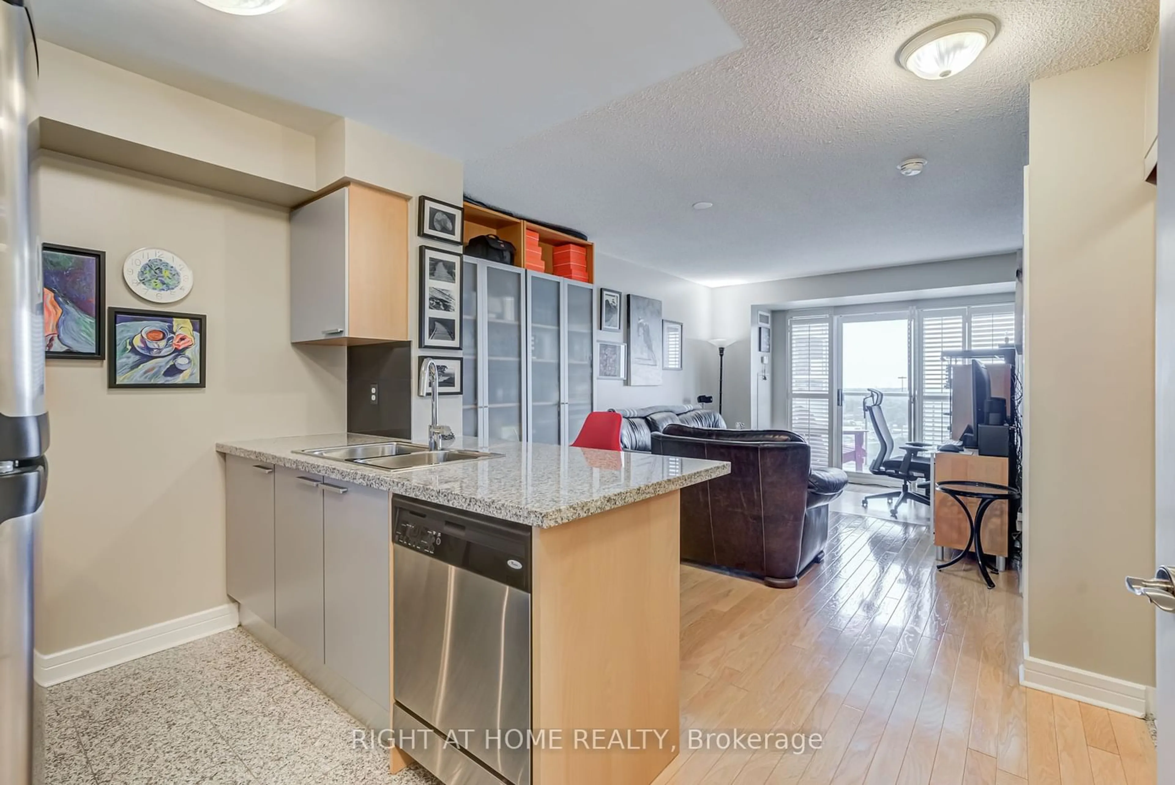 Open concept kitchen for 18 Harrison Garden Blvd #1109, Toronto Ontario M2N 7J7