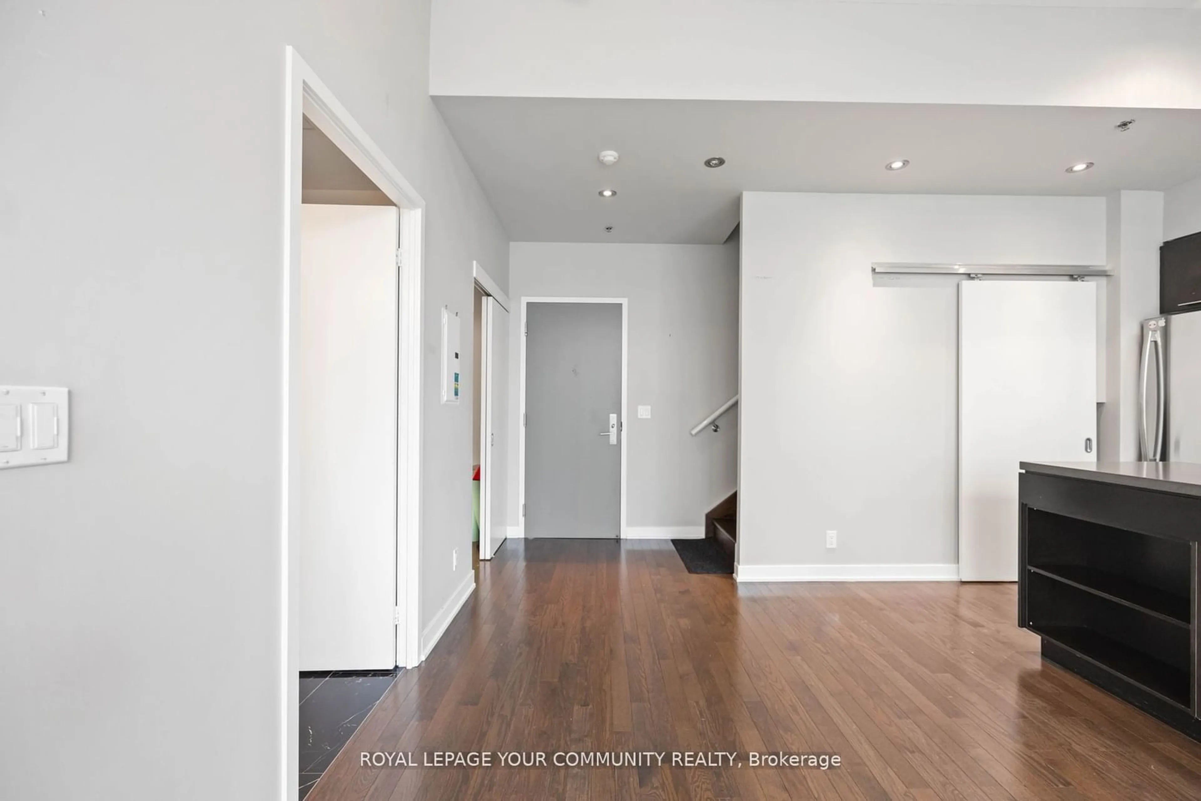 Indoor entryway, wood floors for 21 Nelson St #UPh 02, Toronto Ontario M5V 3H9