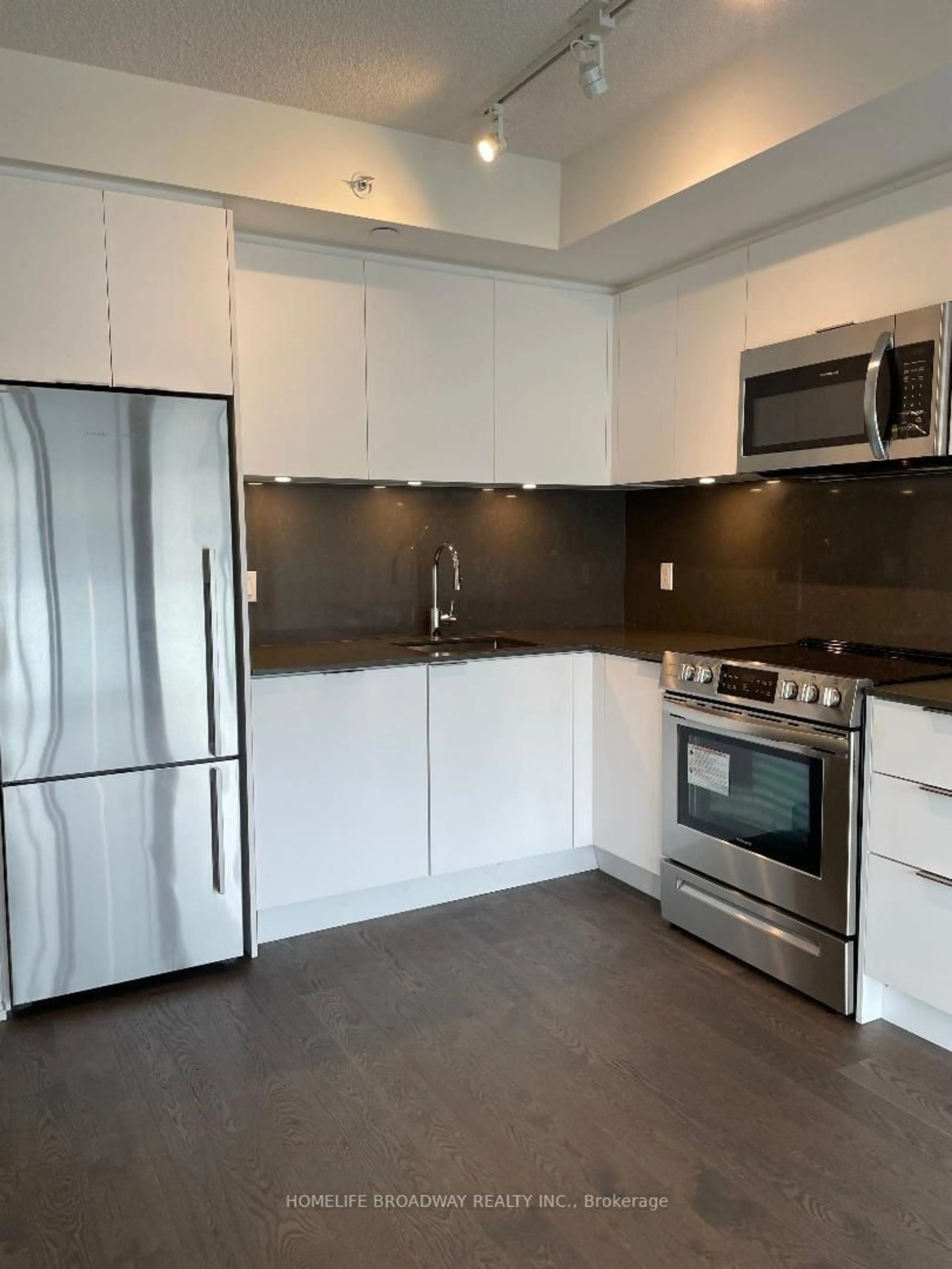 Standard kitchen for 25 Richmond St #1113, Toronto Ontario M5C 0A6