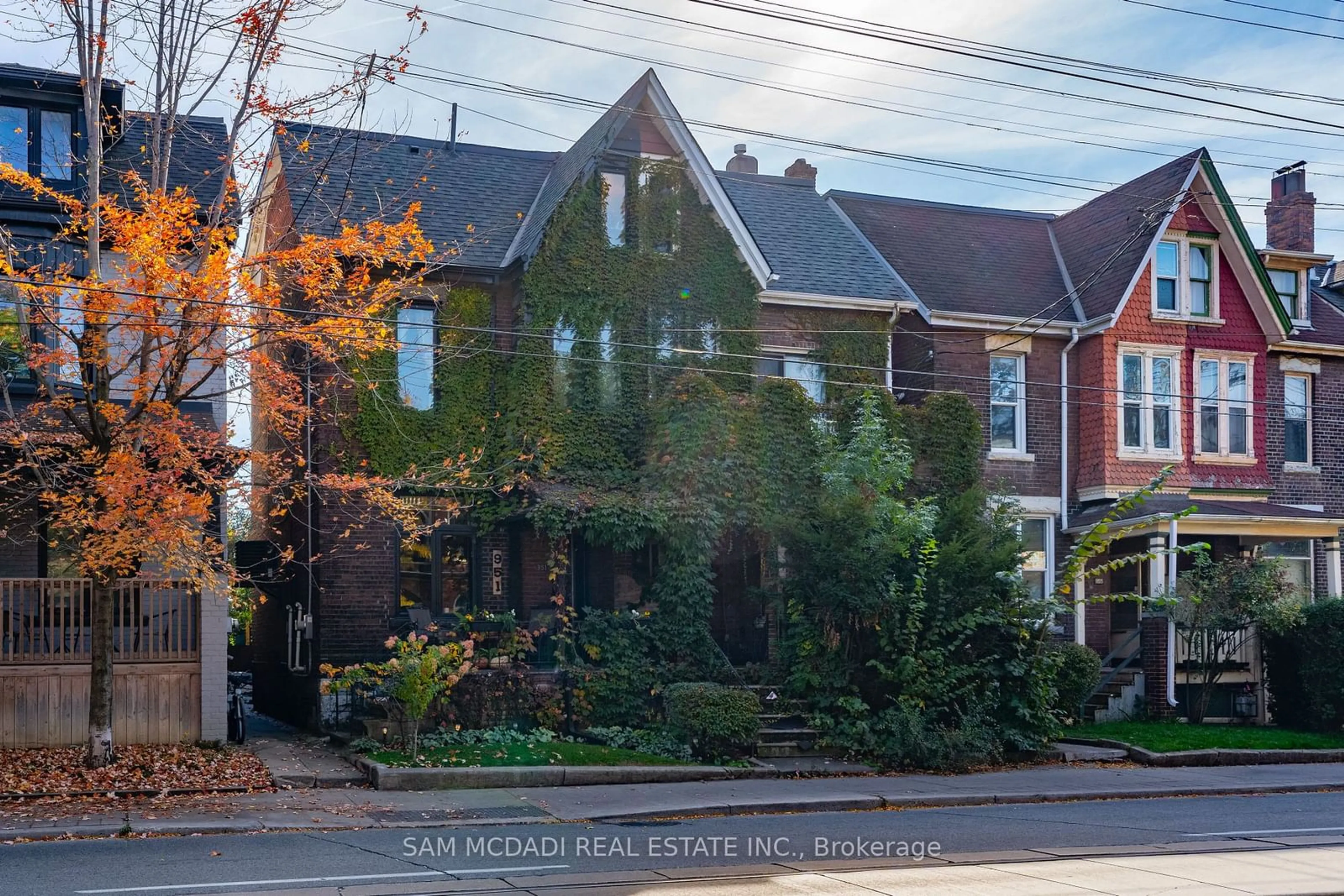 Frontside or backside of a home, the street view for 951 Dundas St, Toronto Ontario M6J 1W4