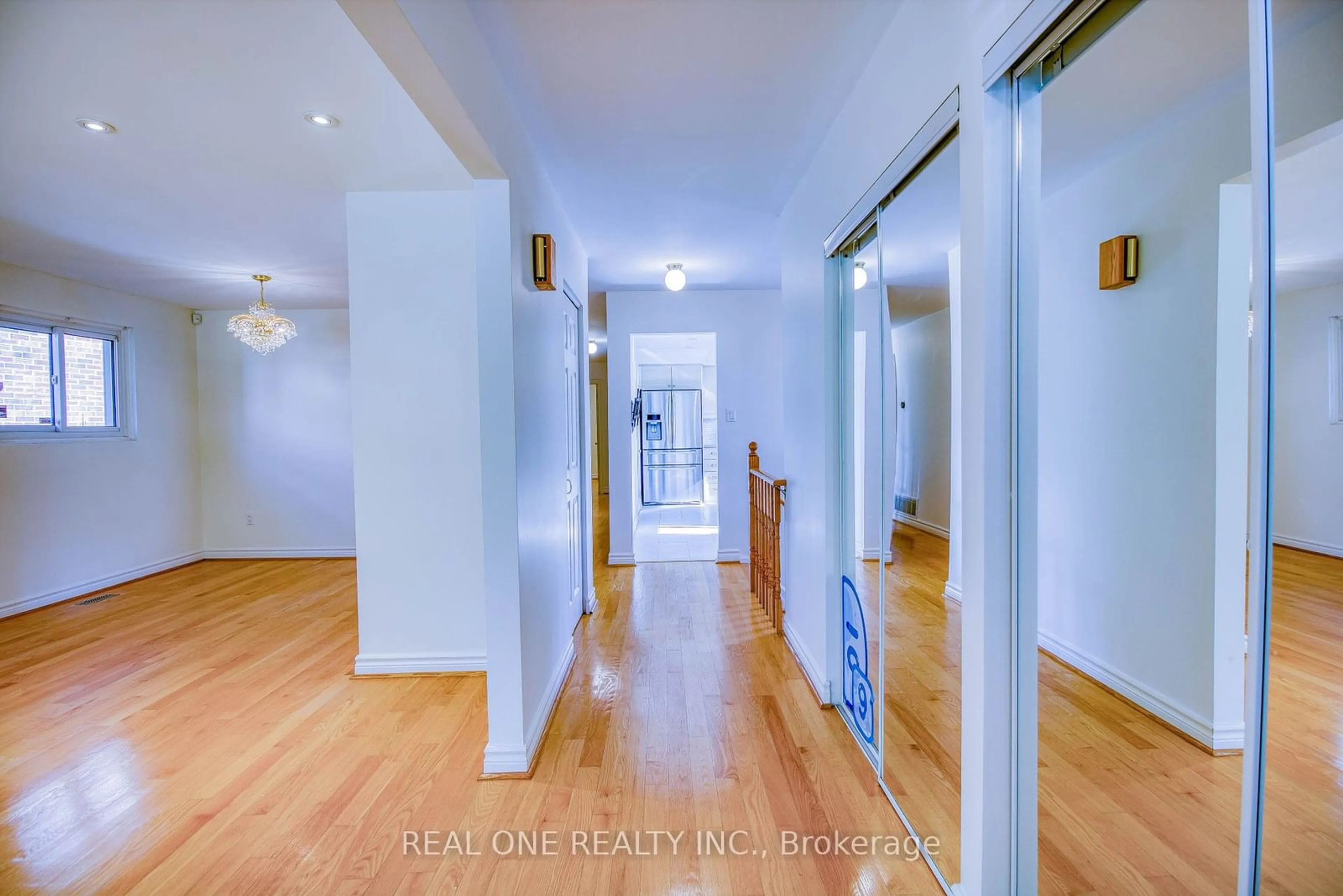 Indoor entryway, wood floors for 11 Rollingwood Dr, Toronto Ontario M2H 2M4