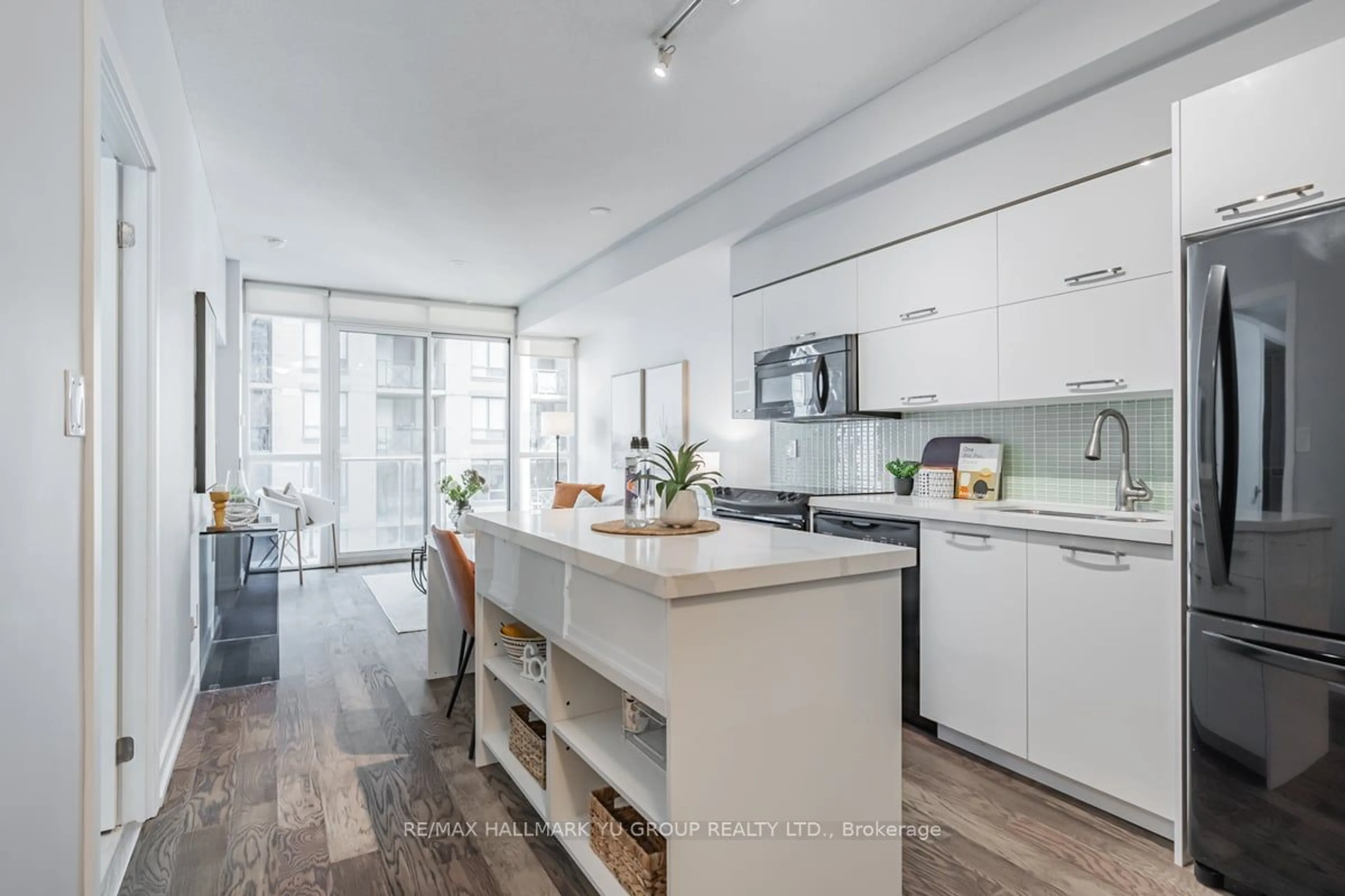 Open concept kitchen for 126 Simcoe St #1205, Toronto Ontario M5H 4E6