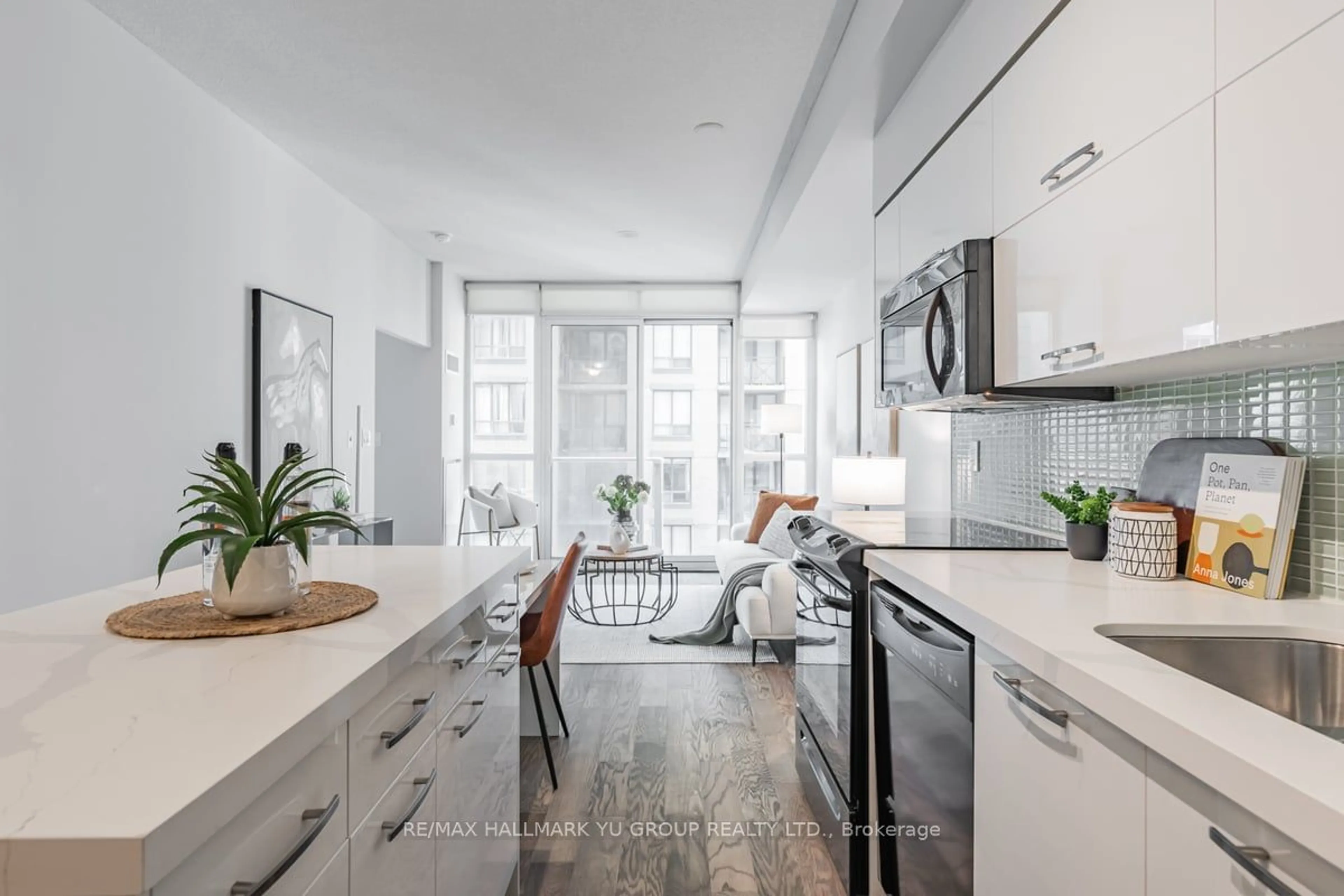 Open concept kitchen for 126 Simcoe St #1205, Toronto Ontario M5H 4E6