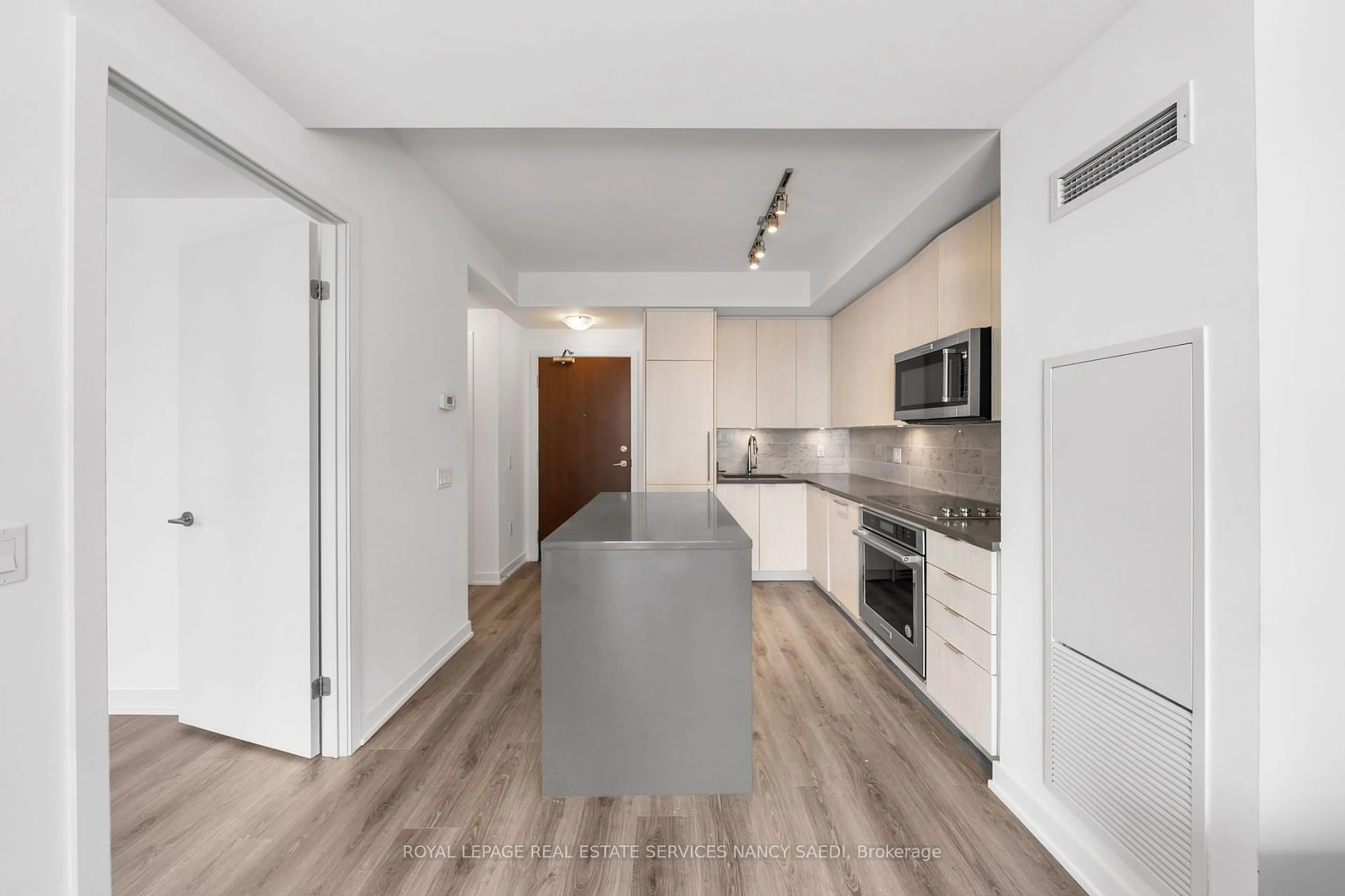 Open concept kitchen for 38 Iannuzzi St #2509, Toronto Ontario M4P 2E7