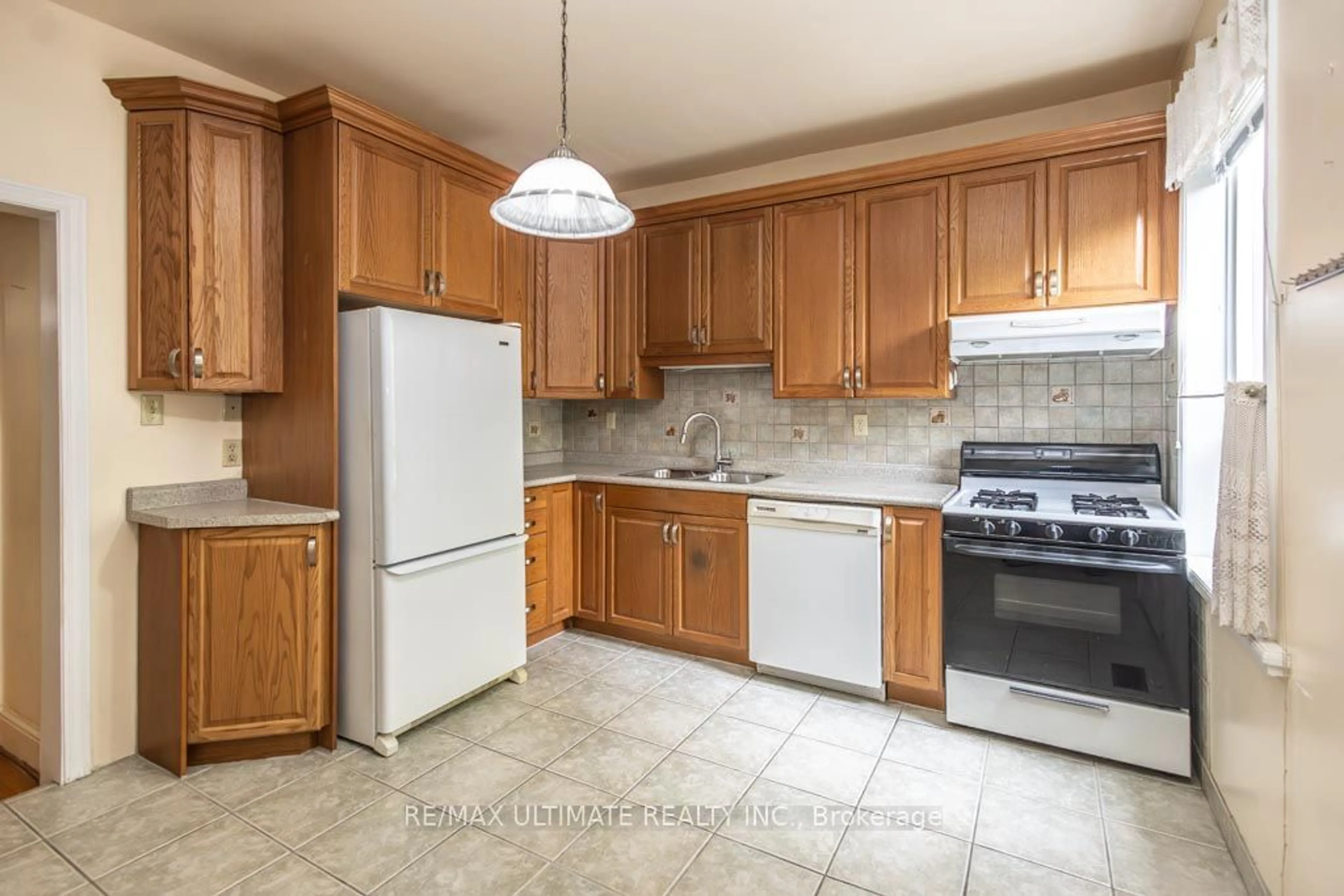 Standard kitchen, wood floors, cottage for 51 Havelock St, Toronto Ontario M6H 3B3