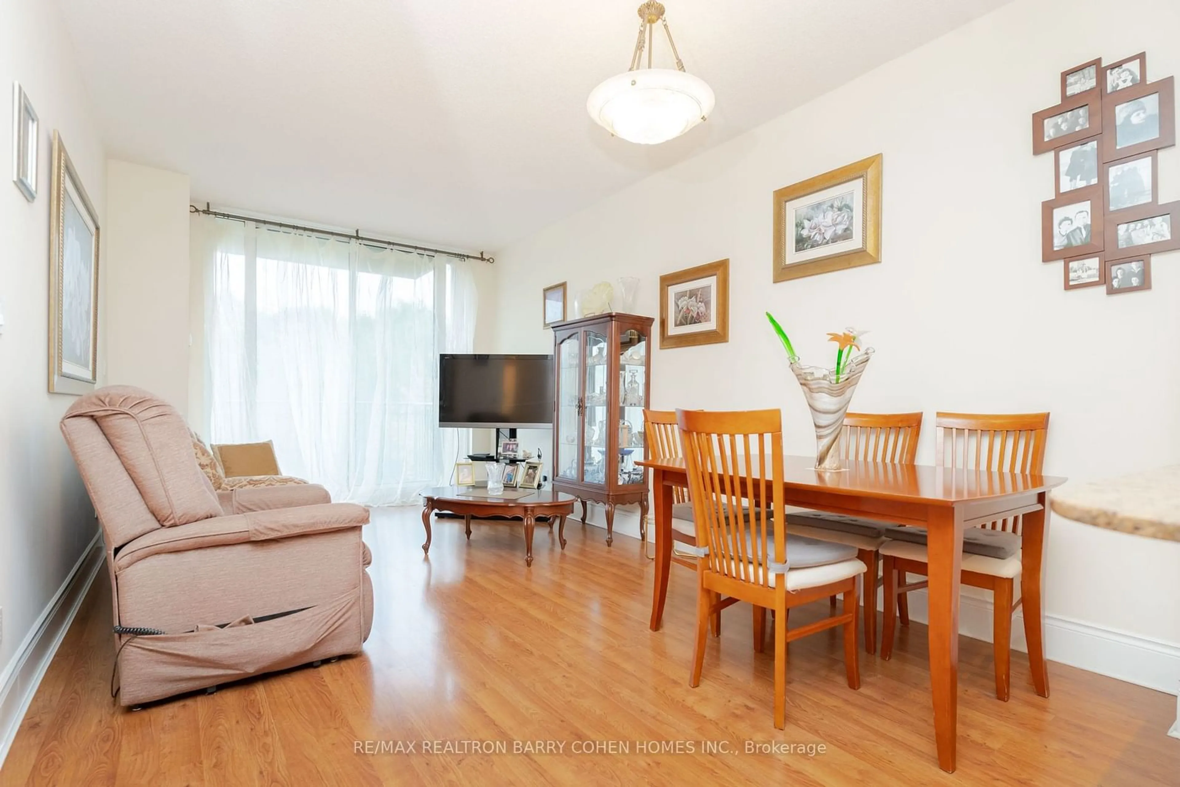 Dining room, wood floors, cottage for 28 William Carson Cres #815, Toronto Ontario M2P 2H1