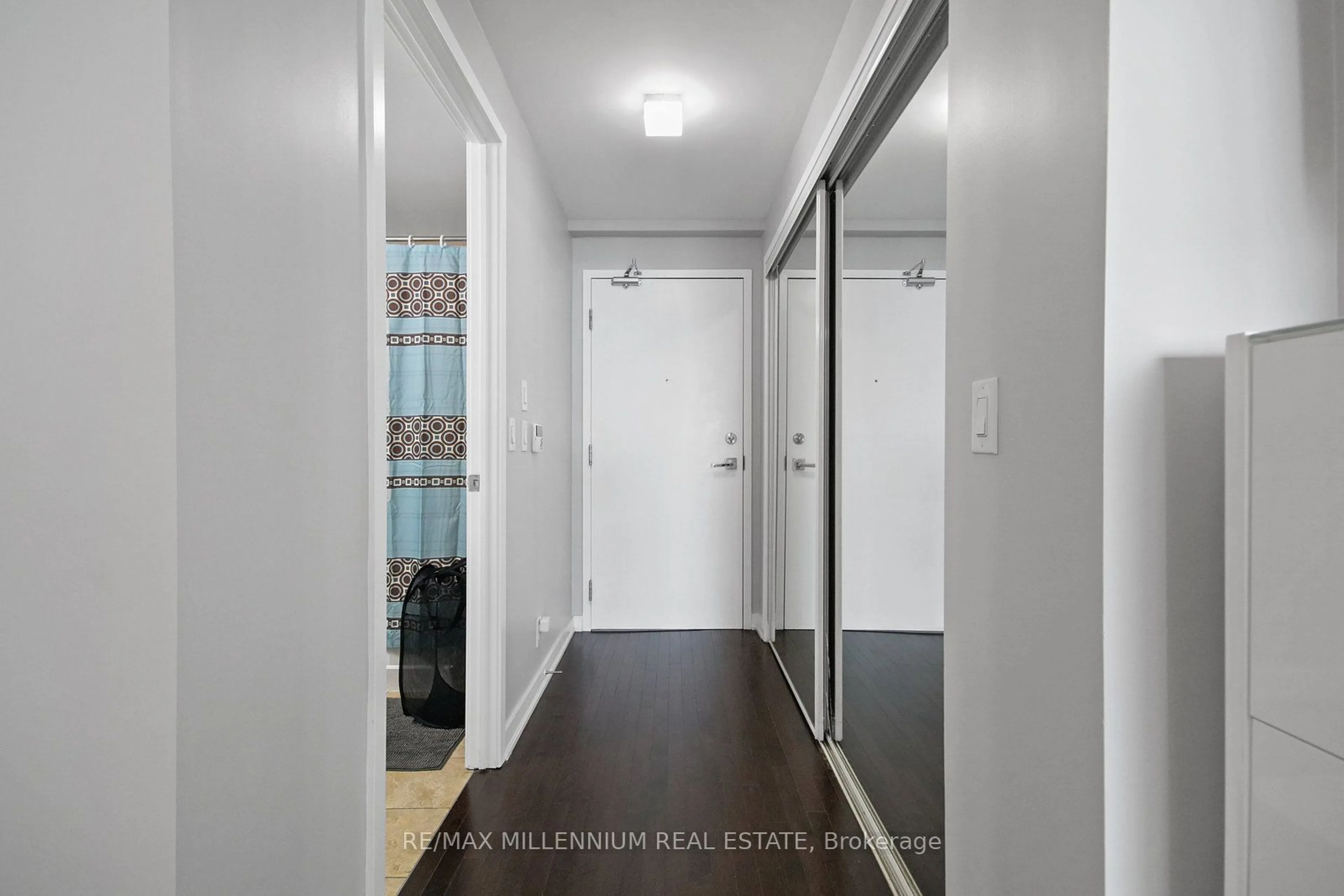 Indoor entryway, unknown floor for 14 York St #6006, Toronto Ontario M5J 2Z2