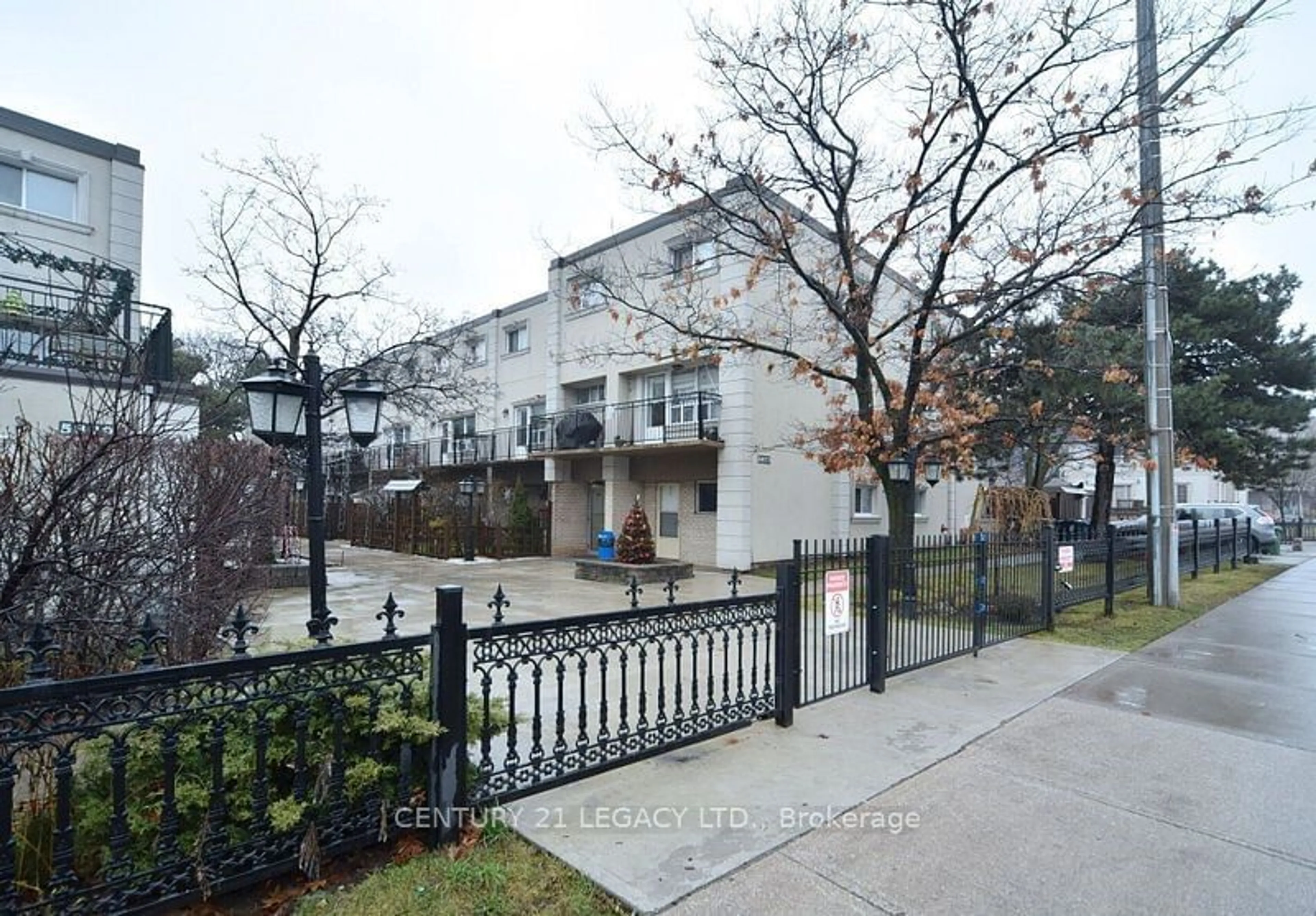 A pic from exterior of the house or condo, the street view for 5877 Bathurst St #204B, Toronto Ontario M2R 1Y7