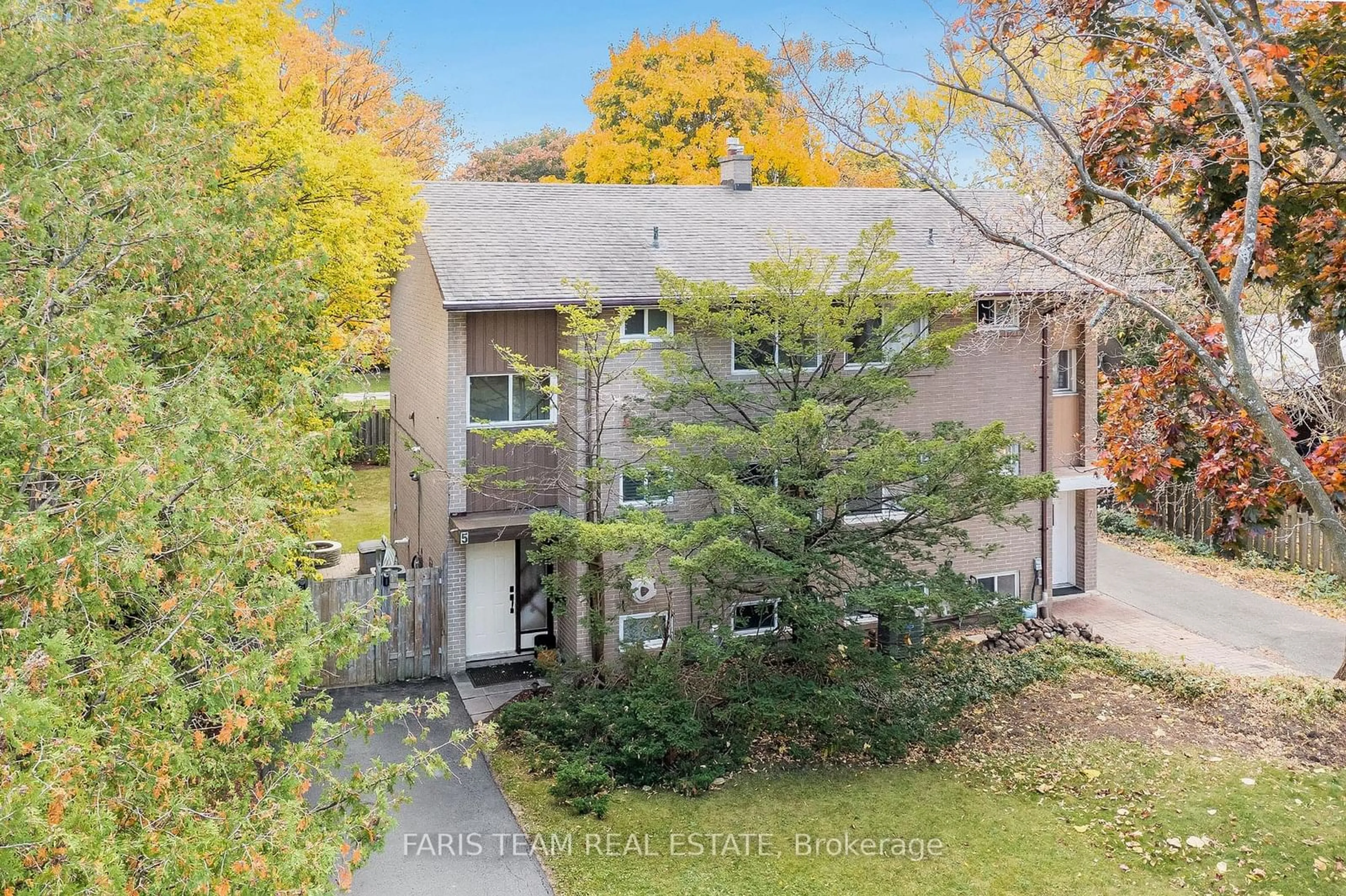 A pic from exterior of the house or condo, the front or back of building for 5 Vanity Crt, Toronto Ontario M3A 1W9