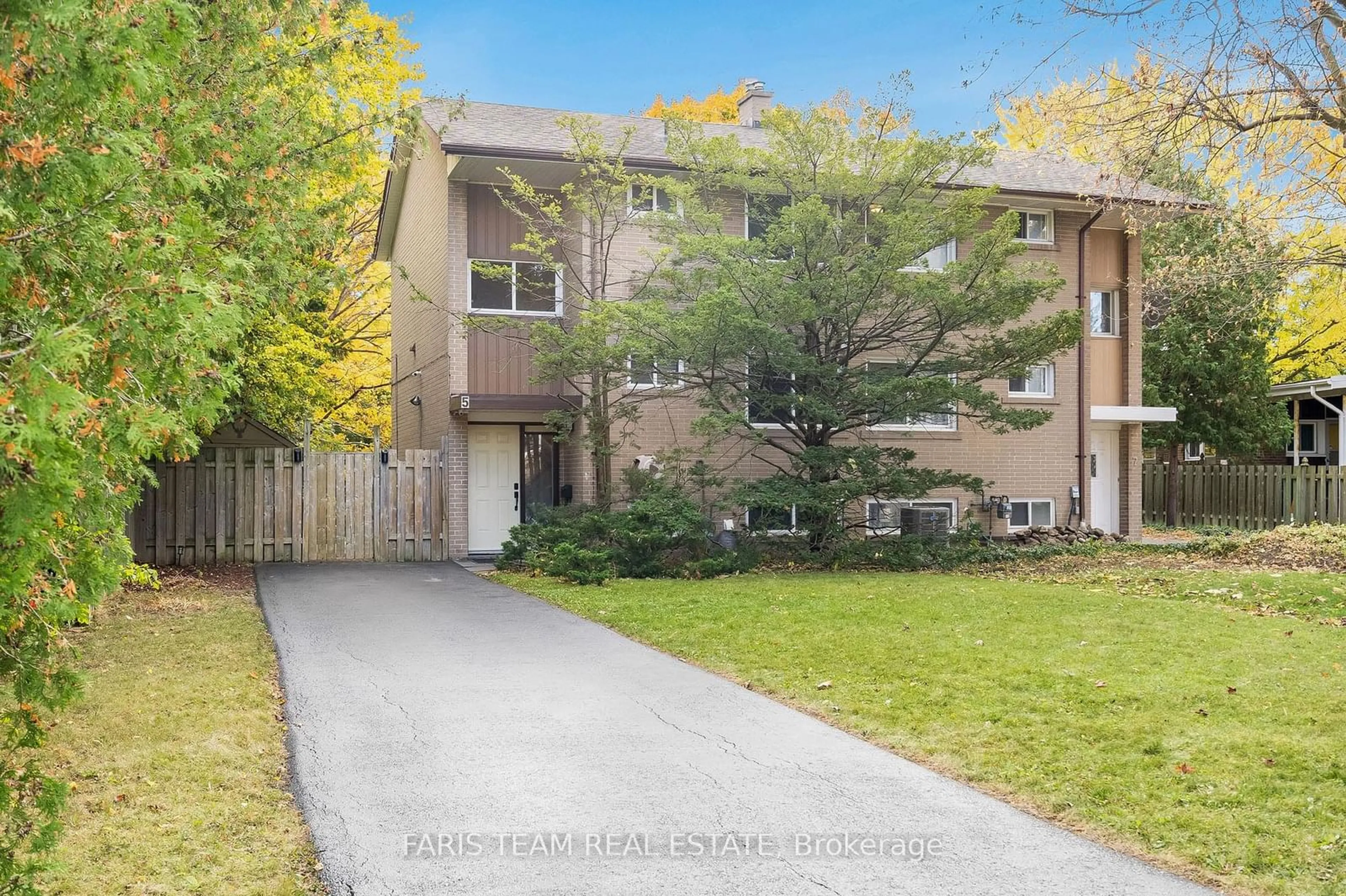 A pic from exterior of the house or condo, the street view for 5 Vanity Crt, Toronto Ontario M3A 1W9