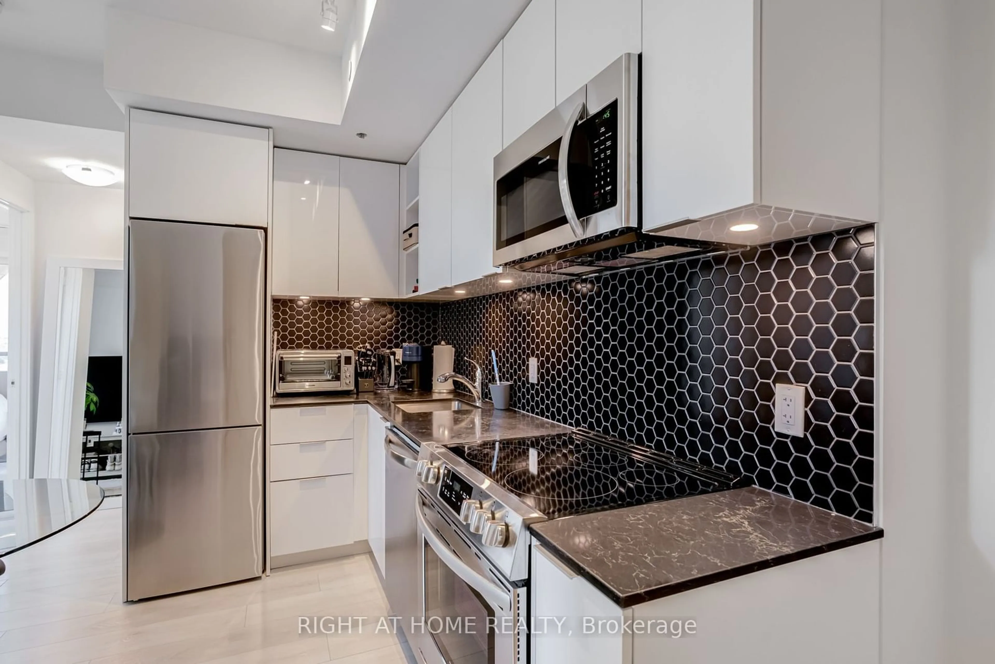 Contemporary kitchen for 30 Ordnance St #2006, Toronto Ontario M6K 0C8