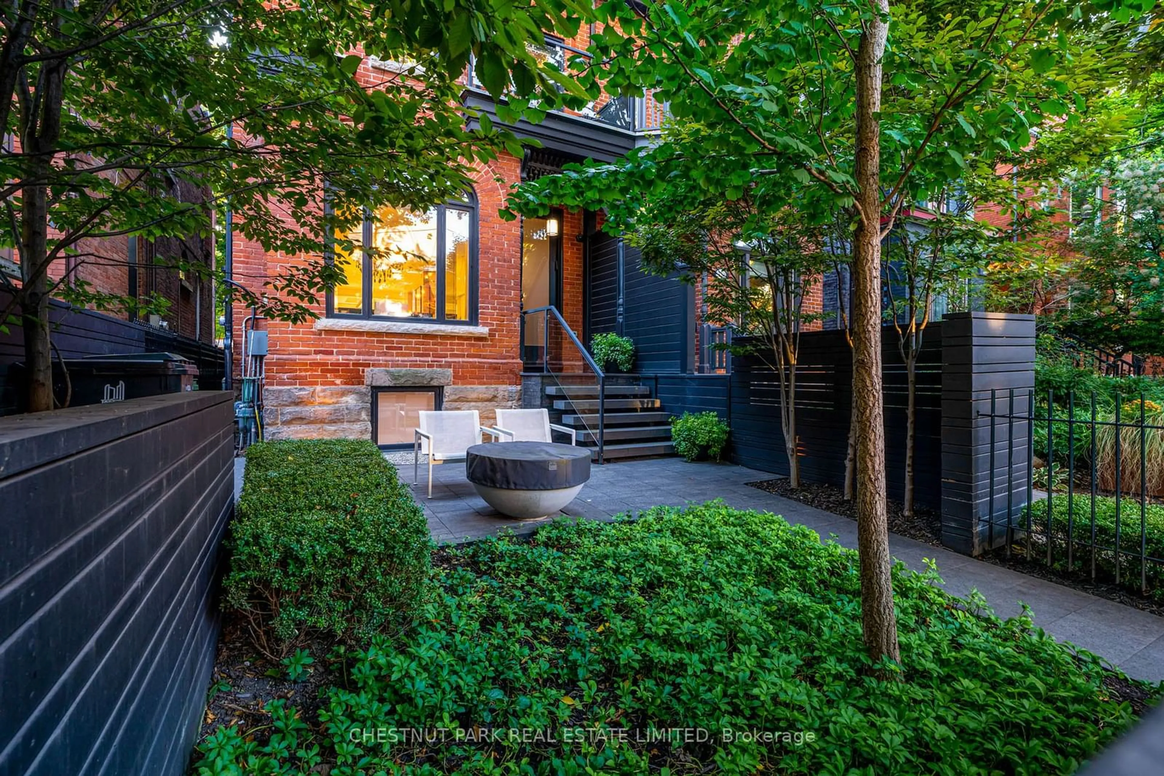 Home with brick exterior material for 368 Markham St, Toronto Ontario M6G 2K9