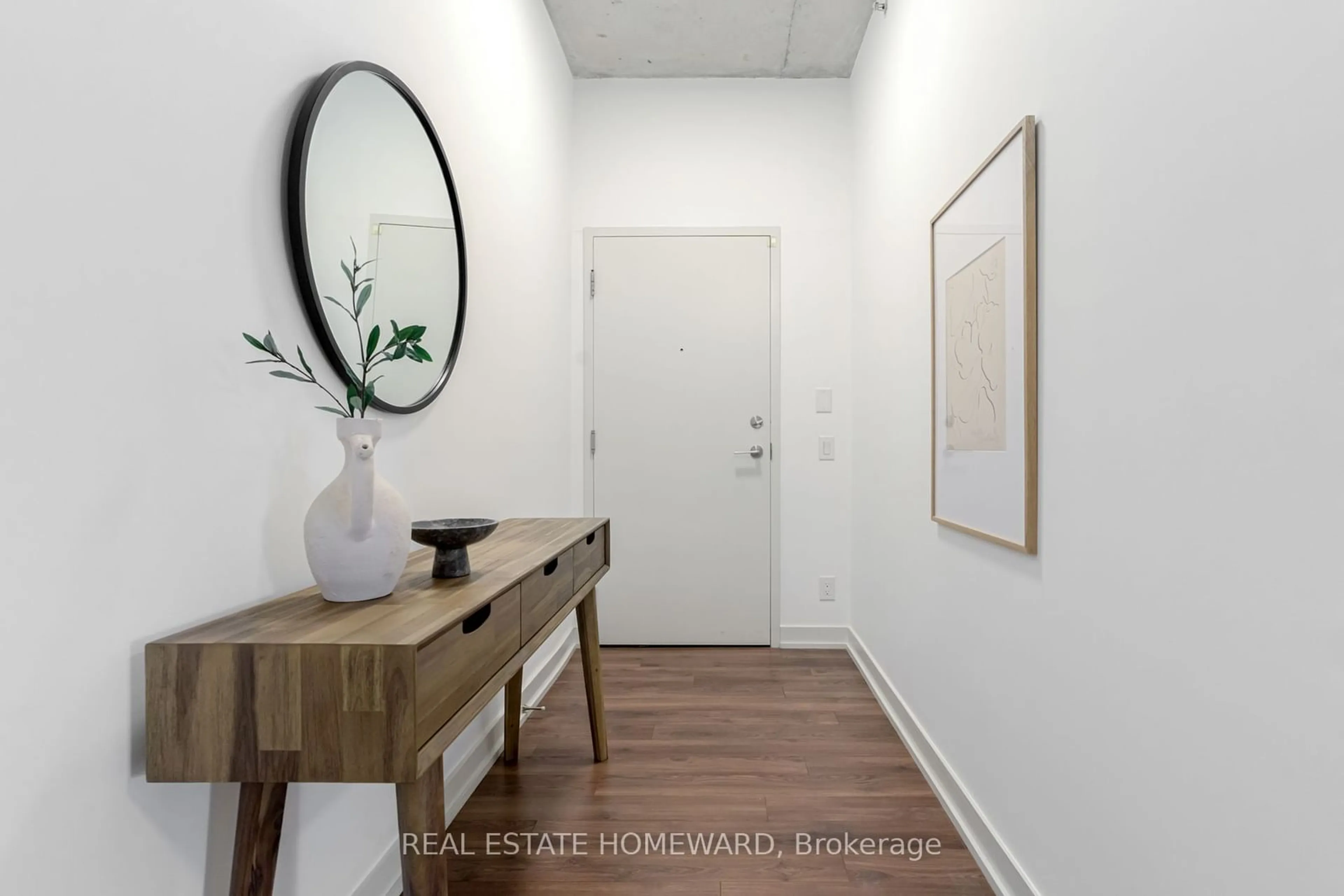 Indoor entryway, wood floors for 707 Dovercourt Rd #109, Toronto Ontario M6H 2W7