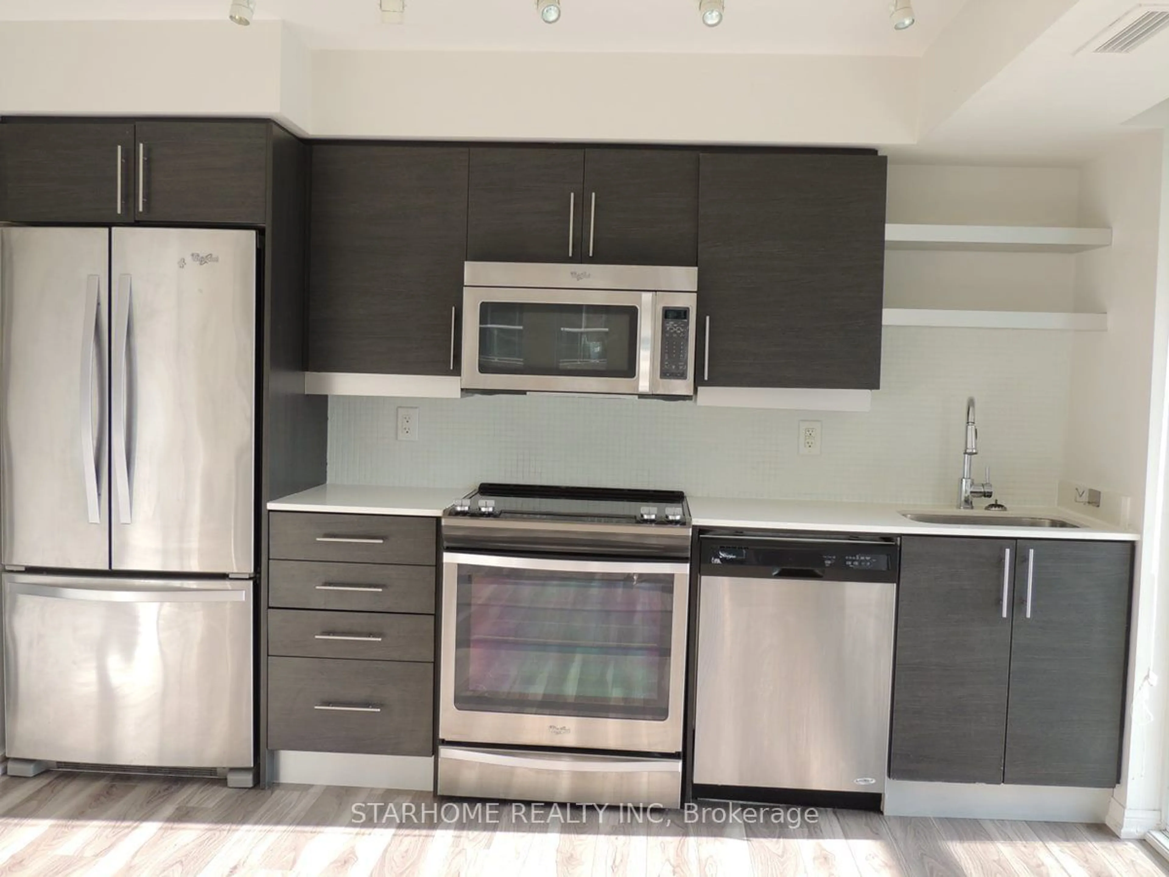 Standard kitchen for 400 Adelaide St #1012, Toronto Ontario M5A 4S3