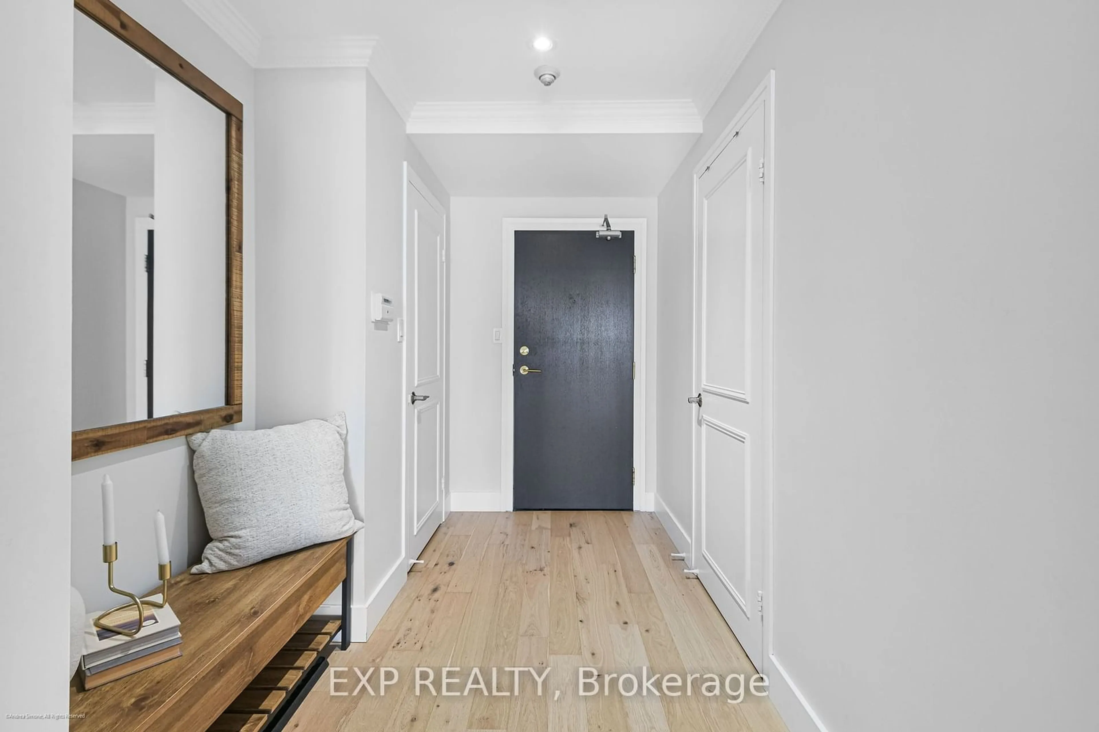 Indoor entryway, wood floors for 30 Holly St #PH 4, Toronto Ontario M4S 3C2