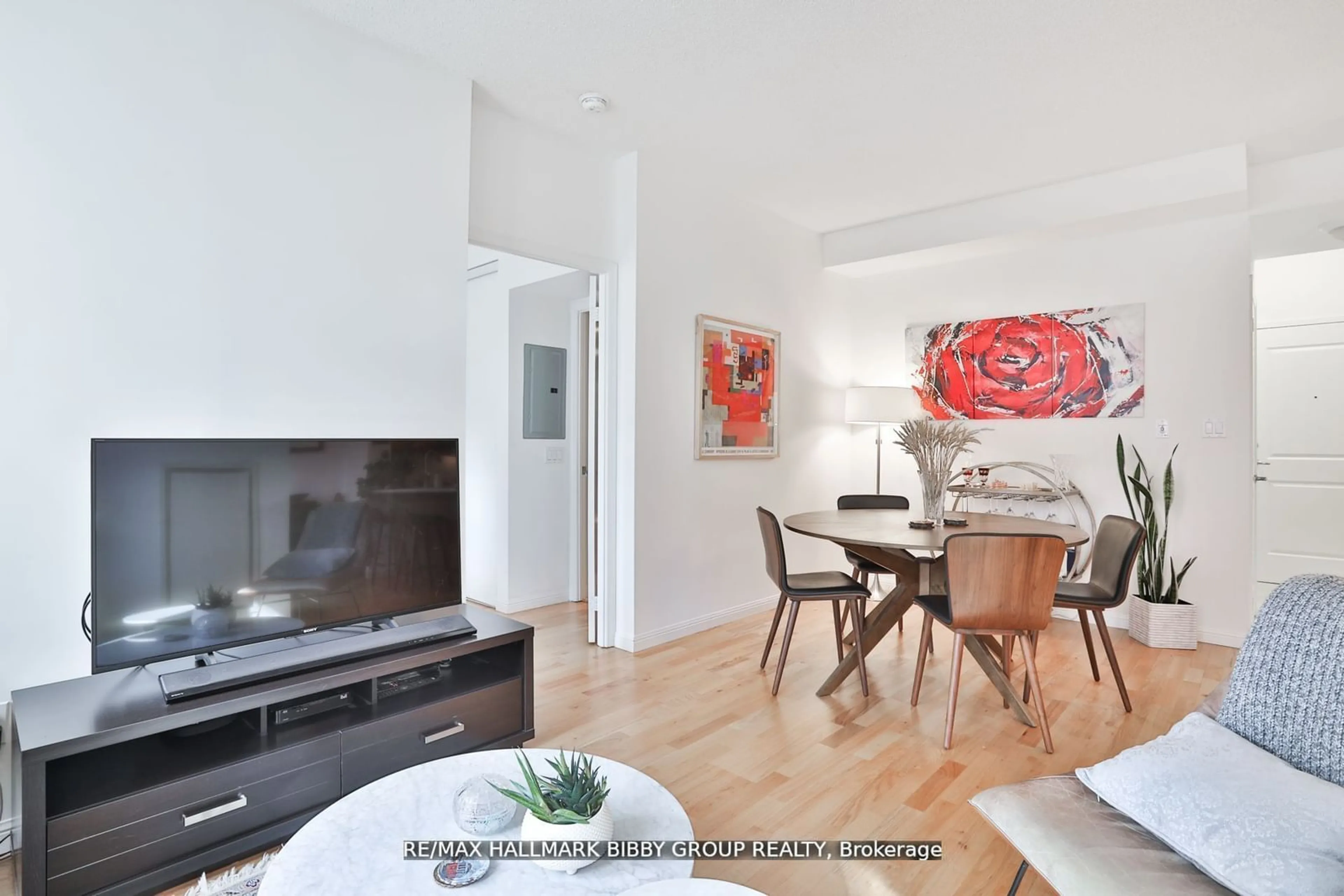 Living room, wood floors for 900 Mount Pleasant Rd #426, Toronto Ontario M4P 3J9