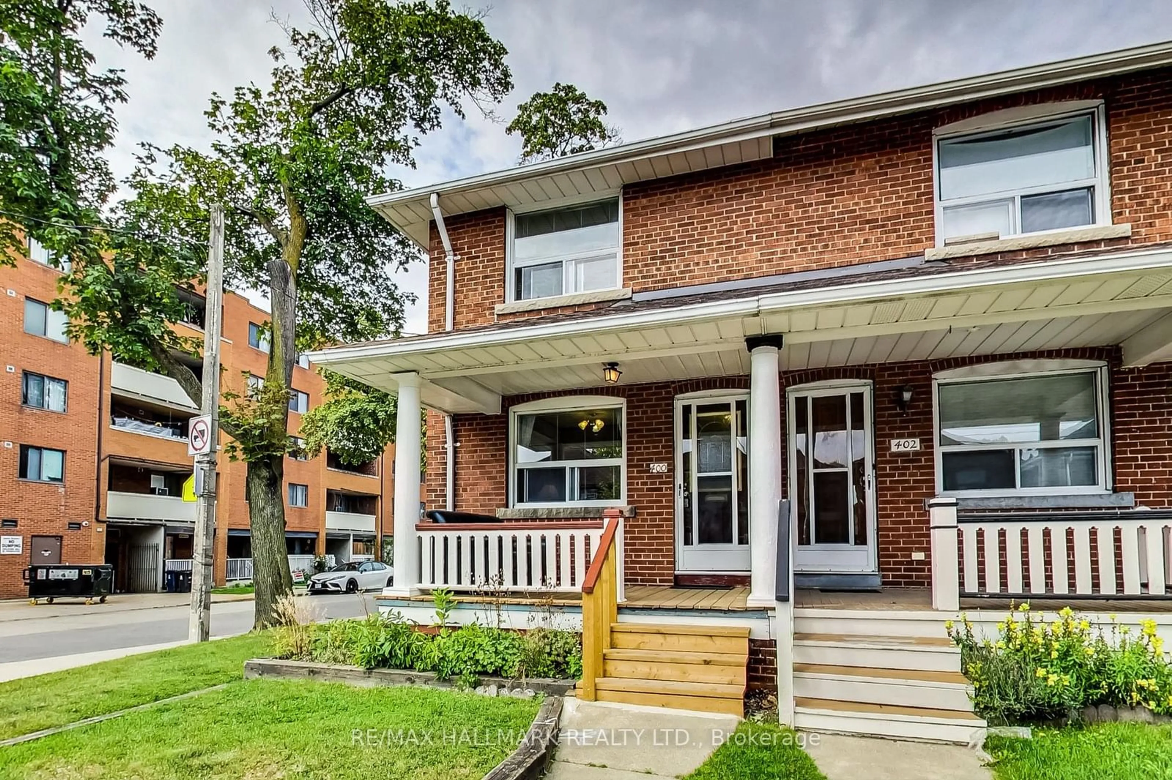 A pic from exterior of the house or condo, the street view for 400 Christie St, Toronto Ontario M6G 3C6