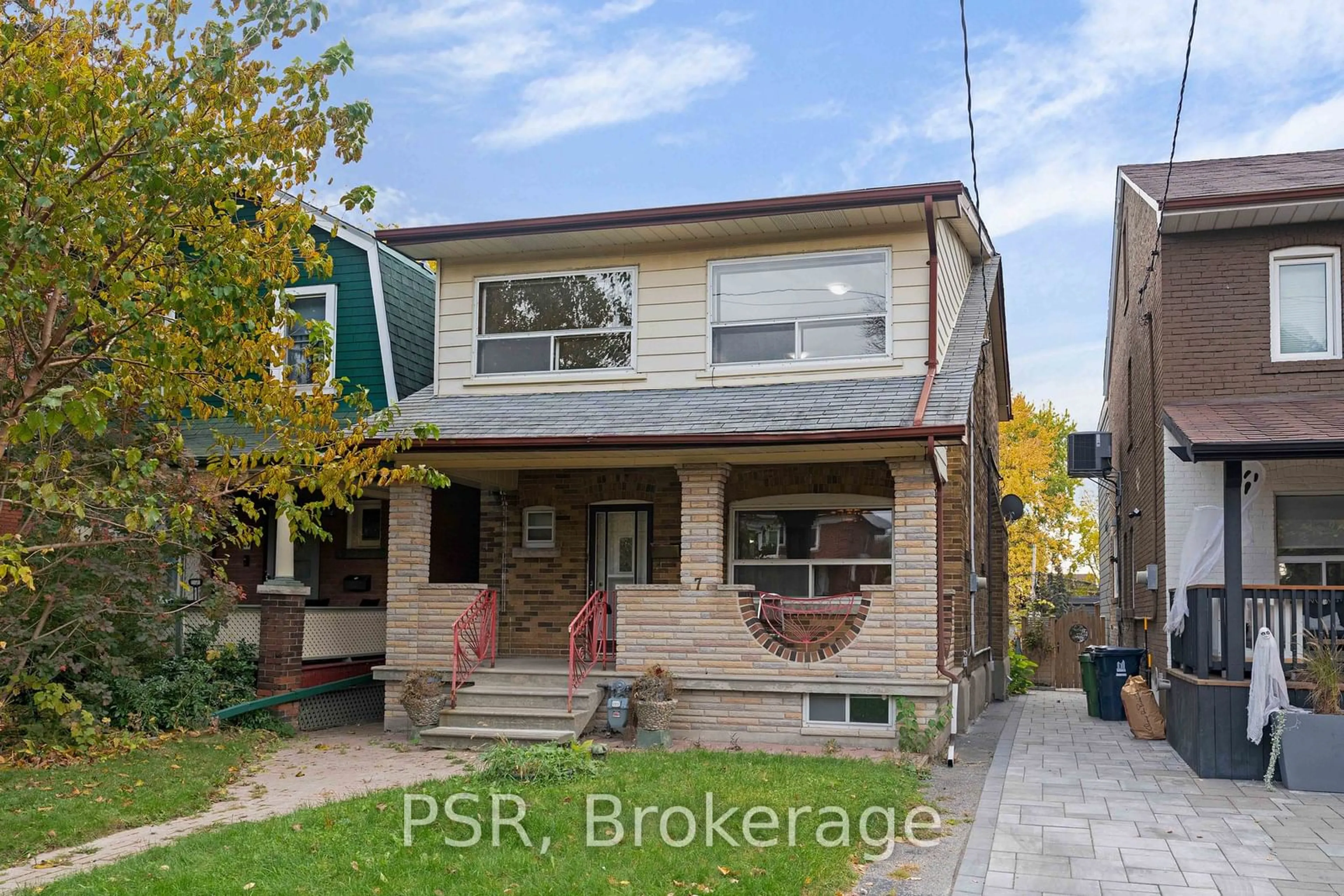 Frontside or backside of a home, the street view for 7 Earnscliffe Rd, Toronto Ontario M6E 1J4