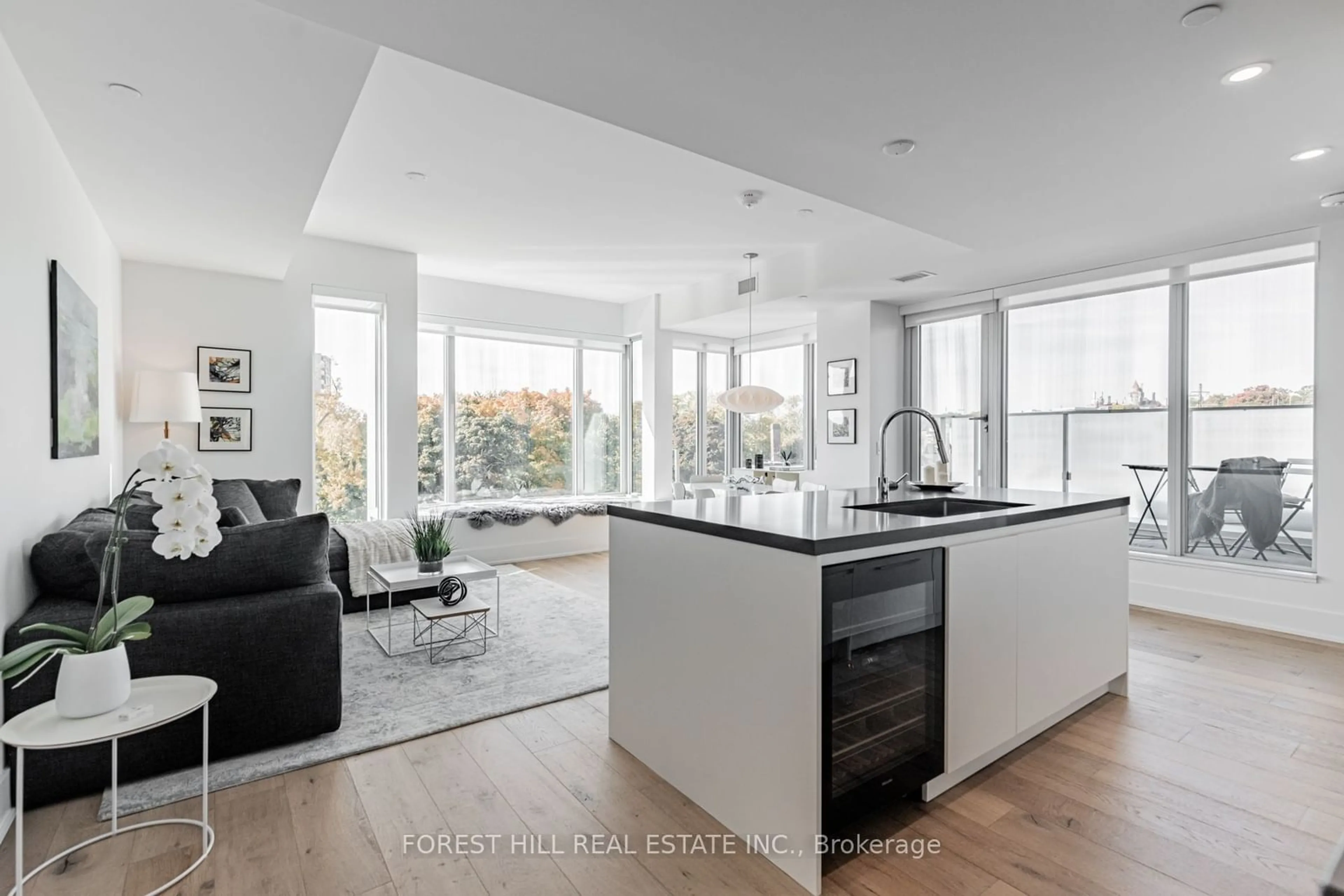 Open concept kitchen for 346 Davenport Rd #503, Toronto Ontario M5R 1K6