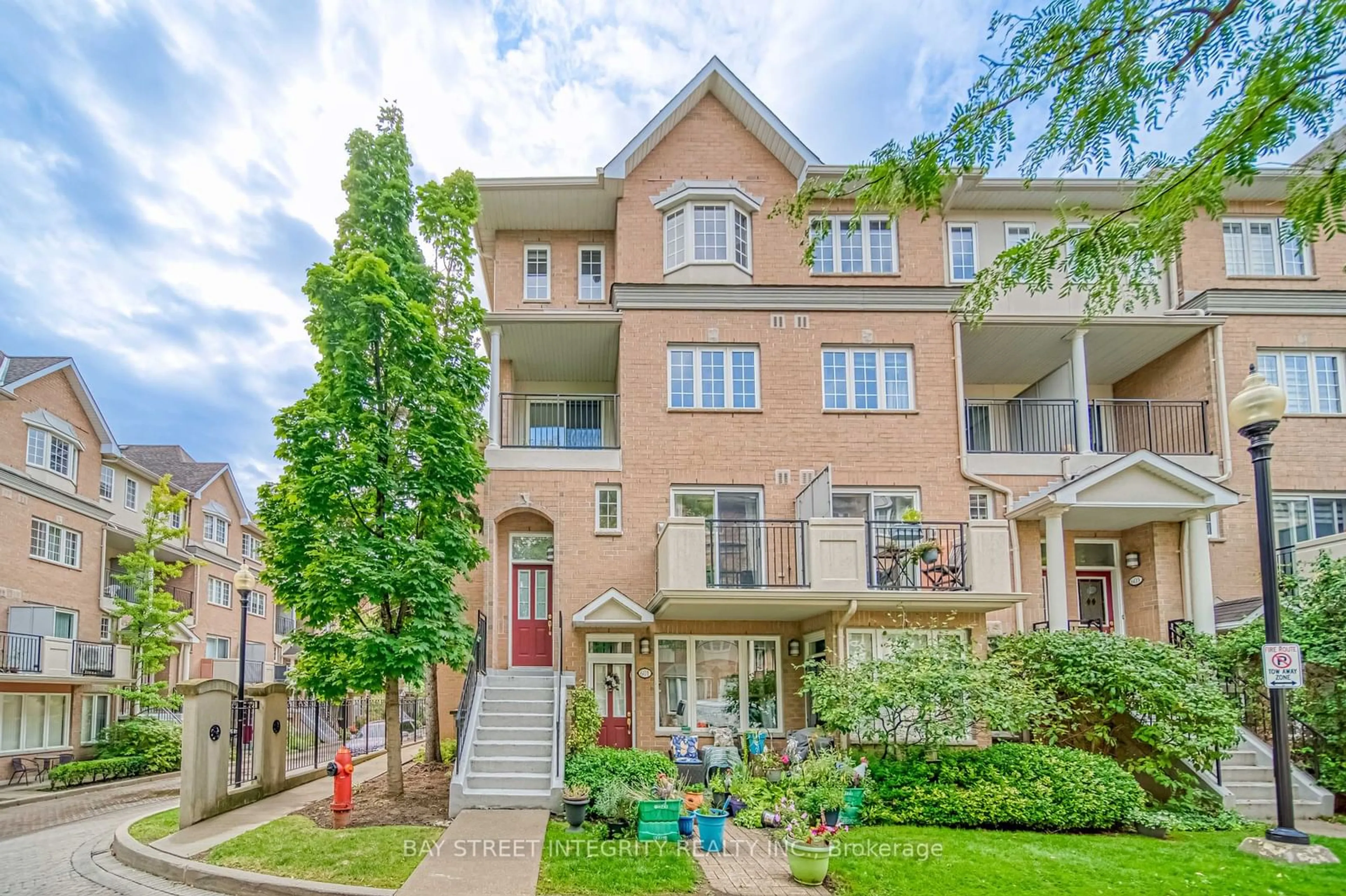 A pic from exterior of the house or condo, the street view for 600 Grandview Way, Toronto Ontario M2N 6V4