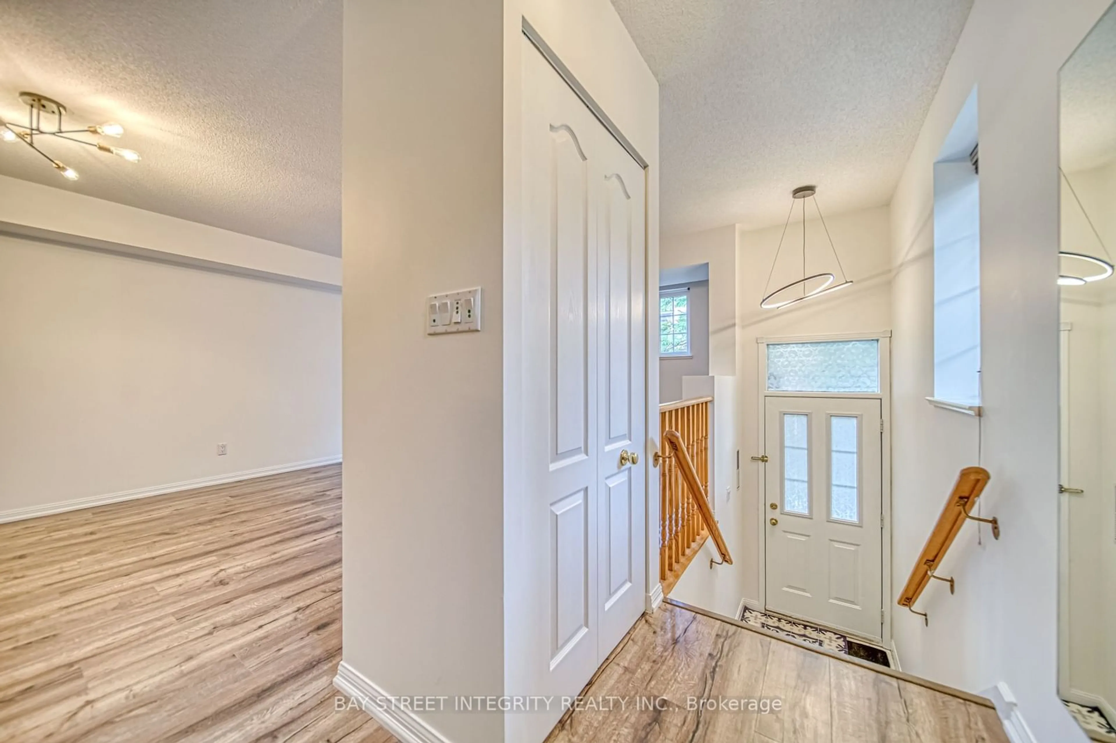 Indoor entryway, wood floors for 600 Grandview Way, Toronto Ontario M2N 6V4