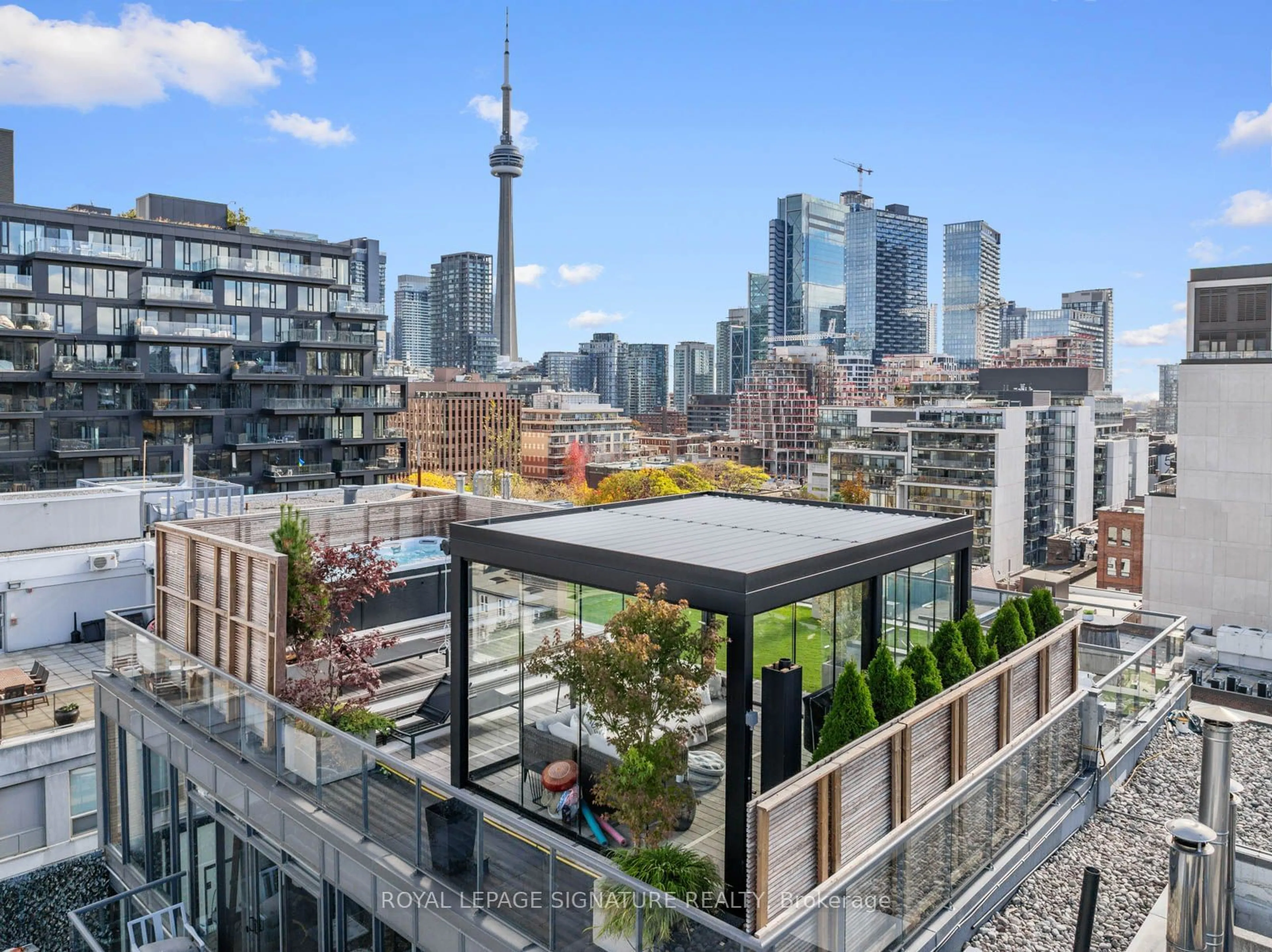 Balcony in the apartment, the view of city buildings for 533 Richmond St #Ph2, Toronto Ontario M5V 3Y1