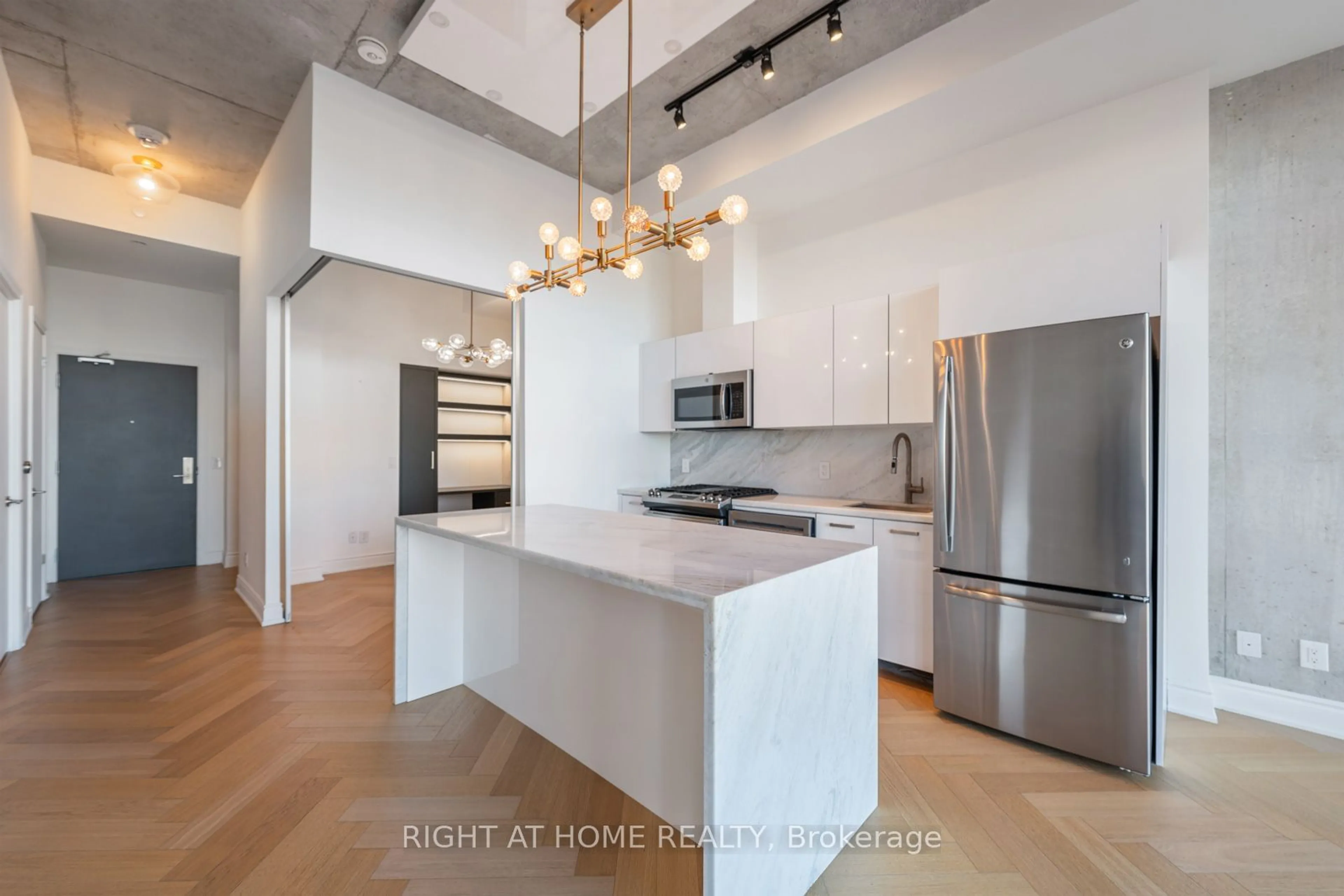 Open concept kitchen for 608 Richmond St #LPH02, Toronto Ontario M5V 0N9