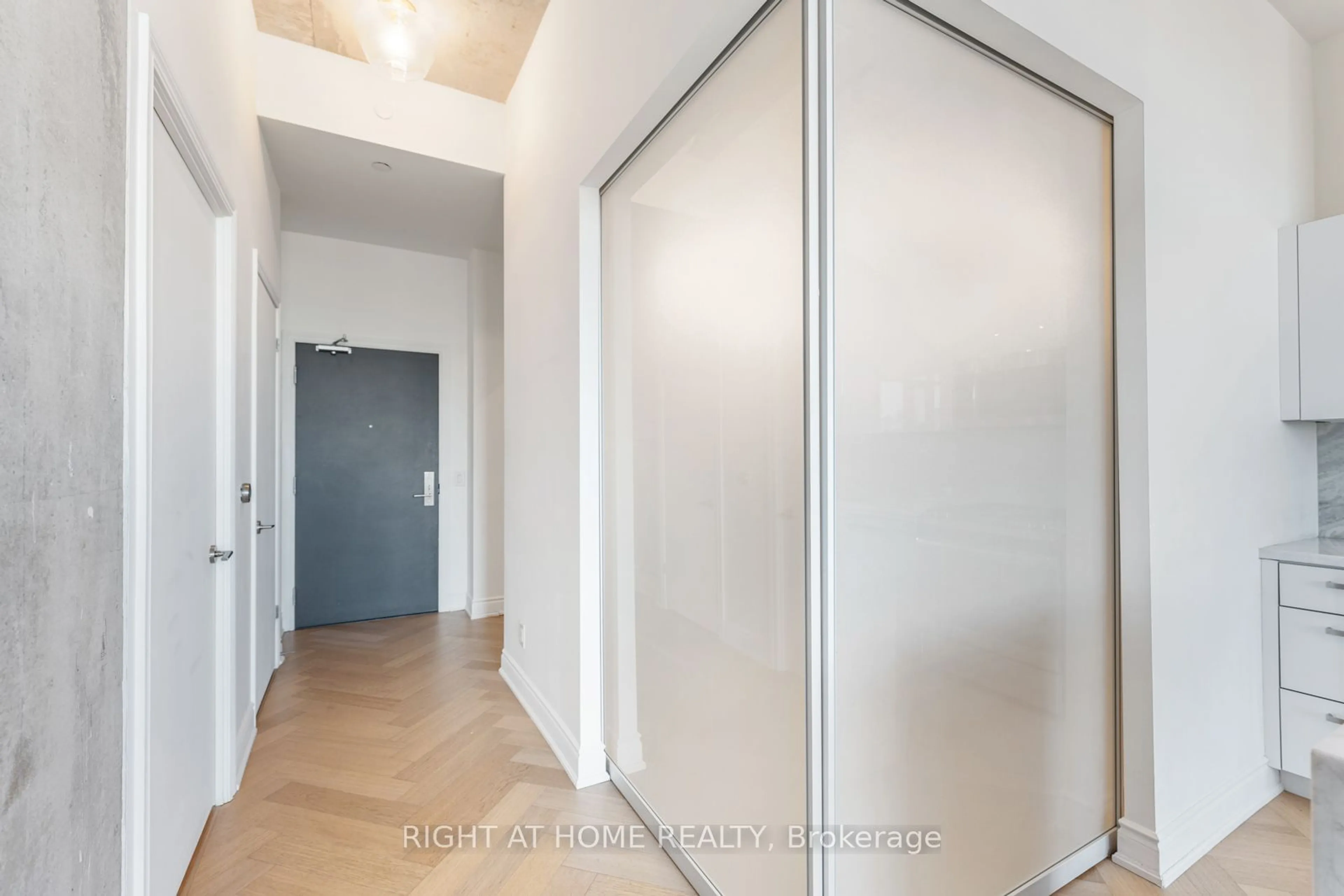 Indoor entryway, not visible floor for 608 Richmond St #LPH02, Toronto Ontario M5V 0N9