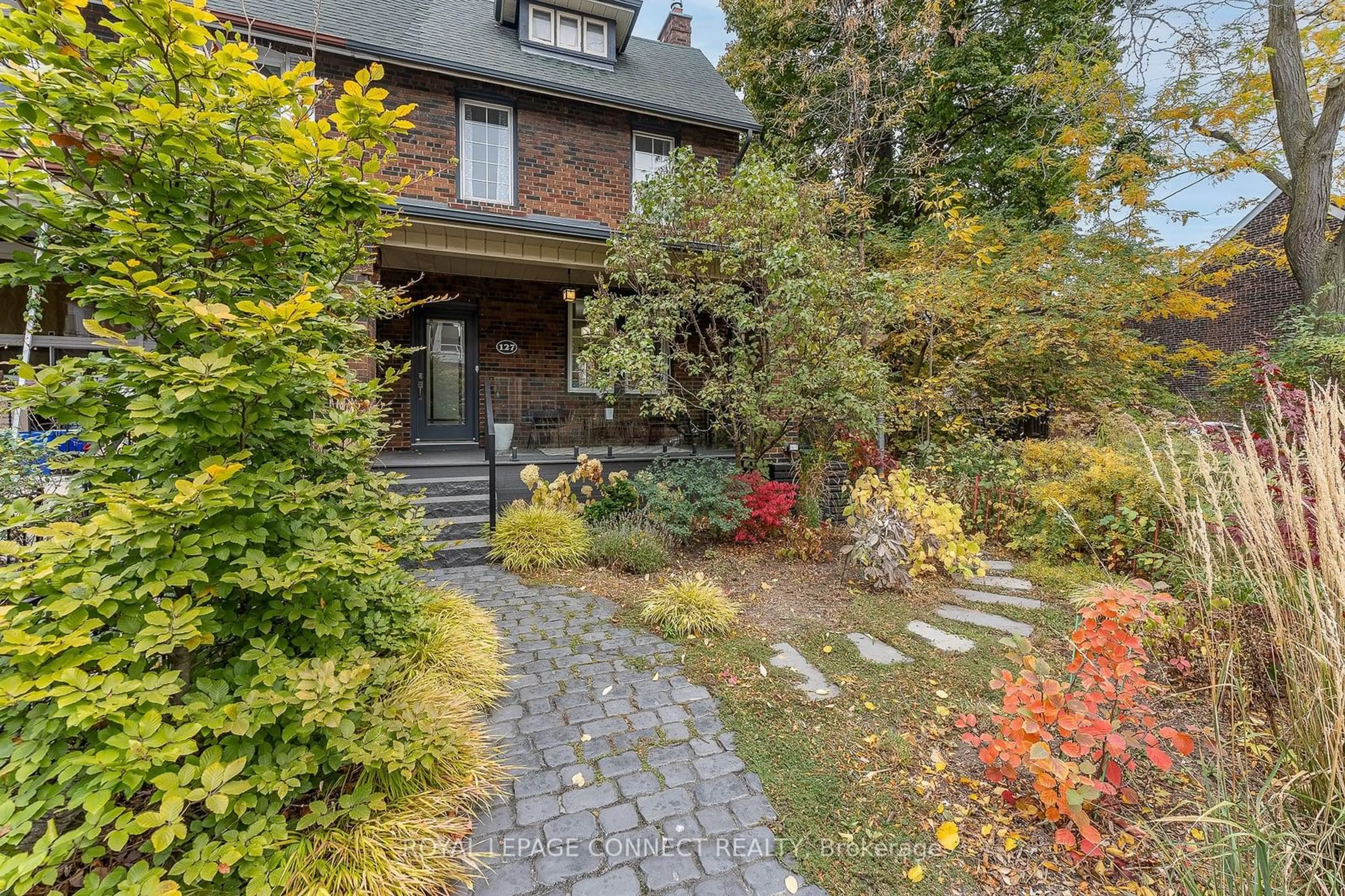 A pic from exterior of the house or condo, cottage for 127 Bellwoods Ave, Toronto Ontario M6J 2P6