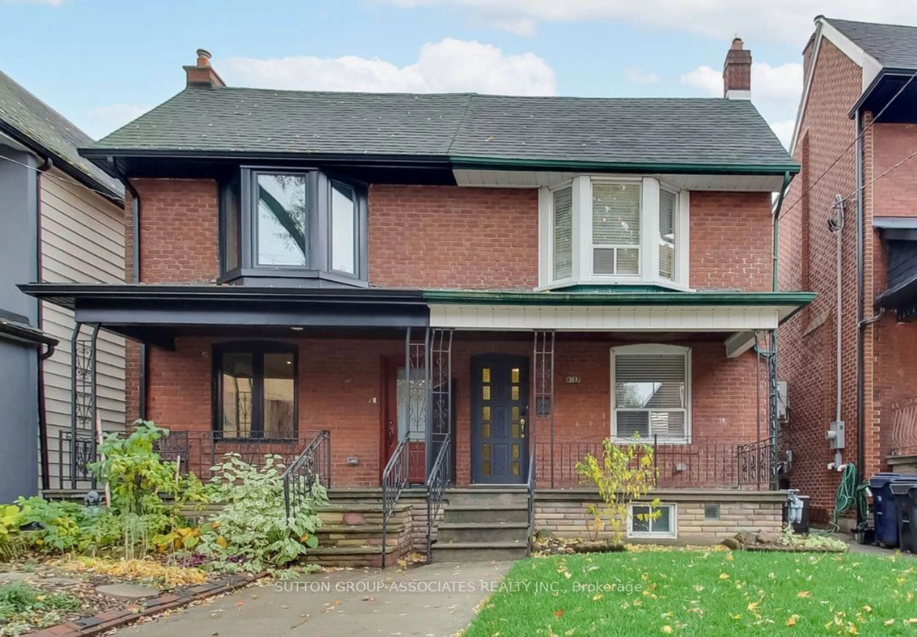 Home with brick exterior material for 32A Arlington Ave, Toronto Ontario M6G 3K8