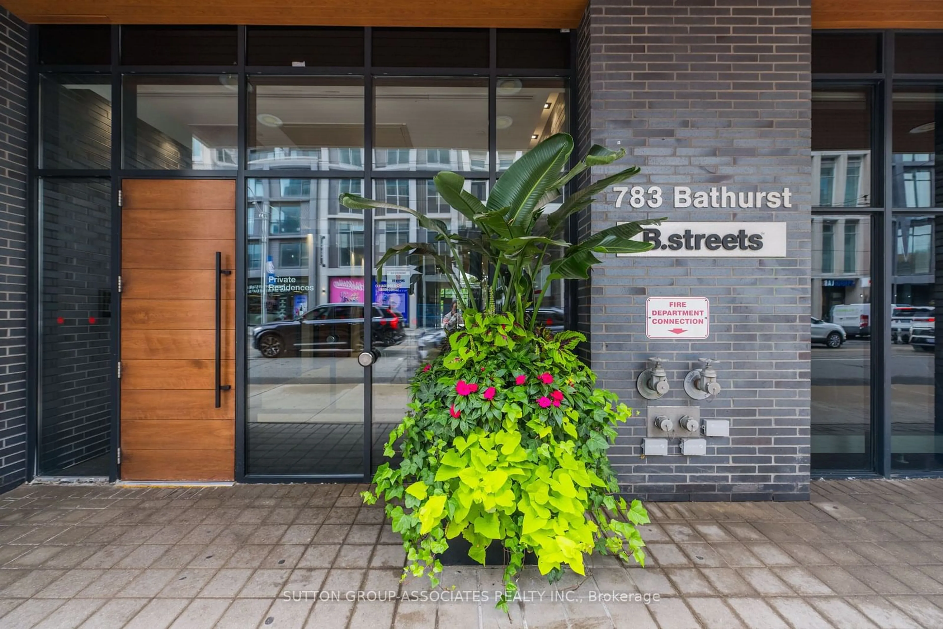 Indoor foyer for 783 Bathurst St #622, Toronto Ontario M5S 0A8