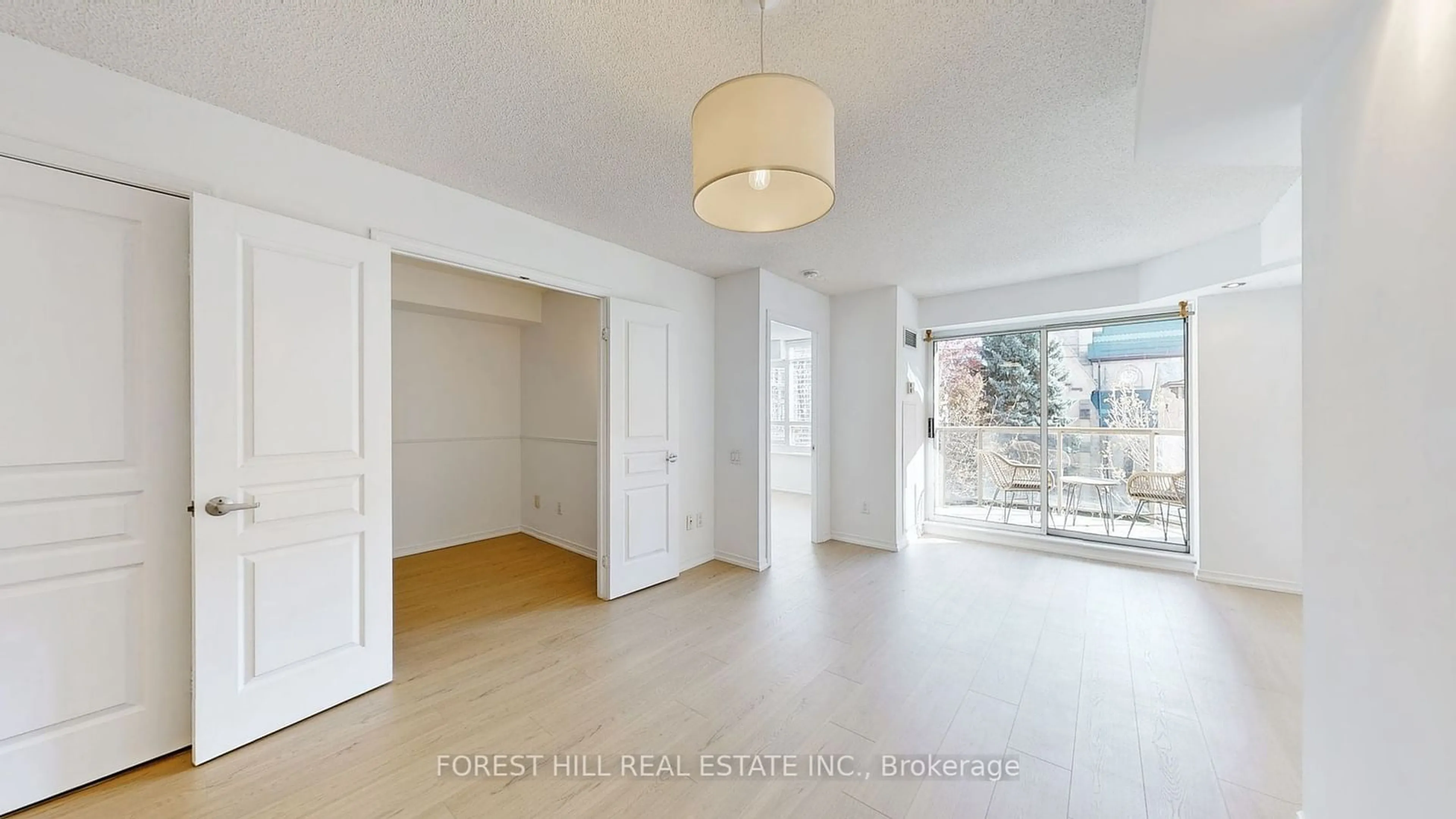 Indoor foyer, wood floors for 140 Bathurst St #310, Toronto Ontario M5V 3N8