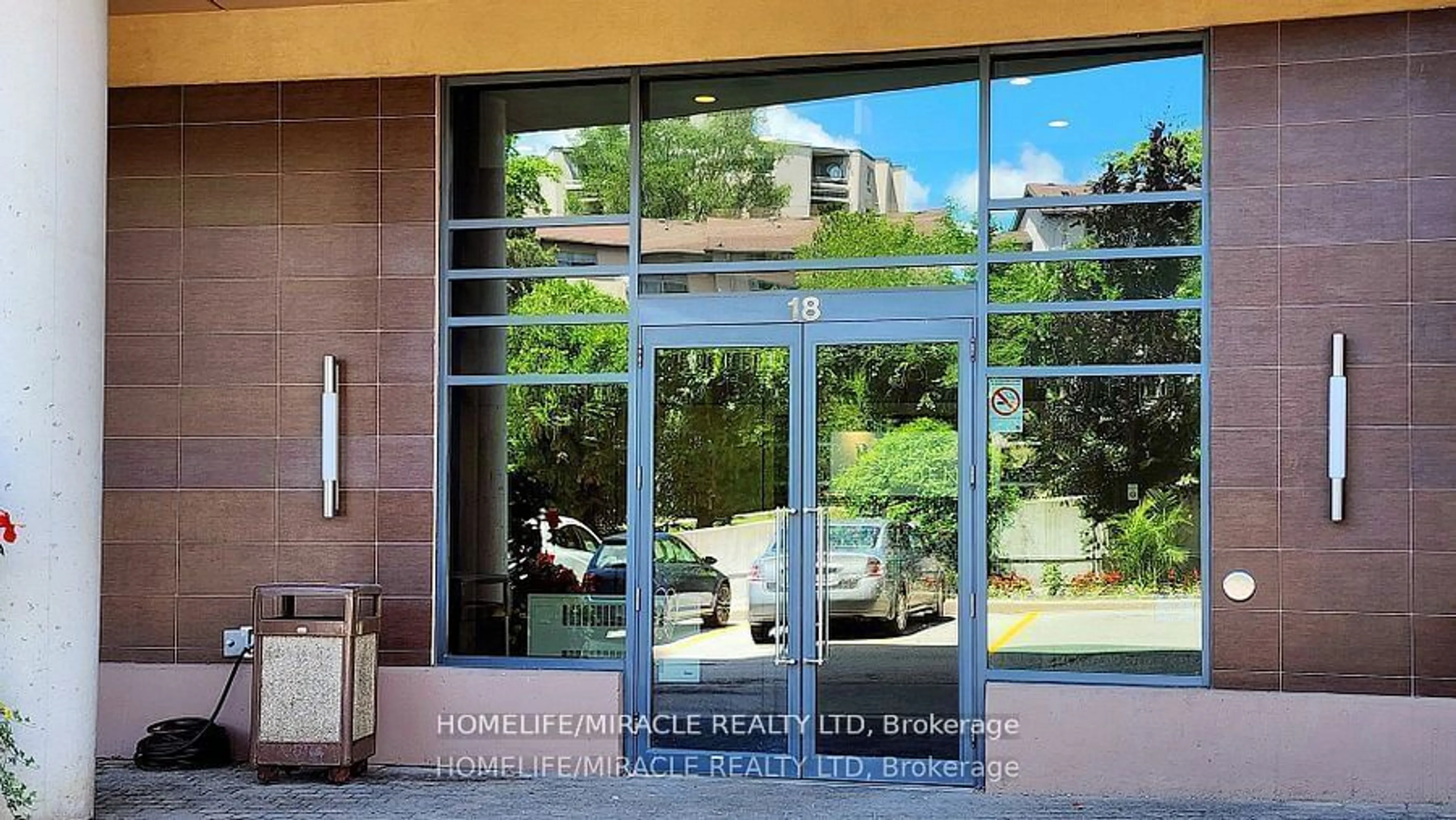 Indoor foyer, ceramic floors for 18 Valley Woods Rd #Ph311, Toronto Ontario M3A 0A1