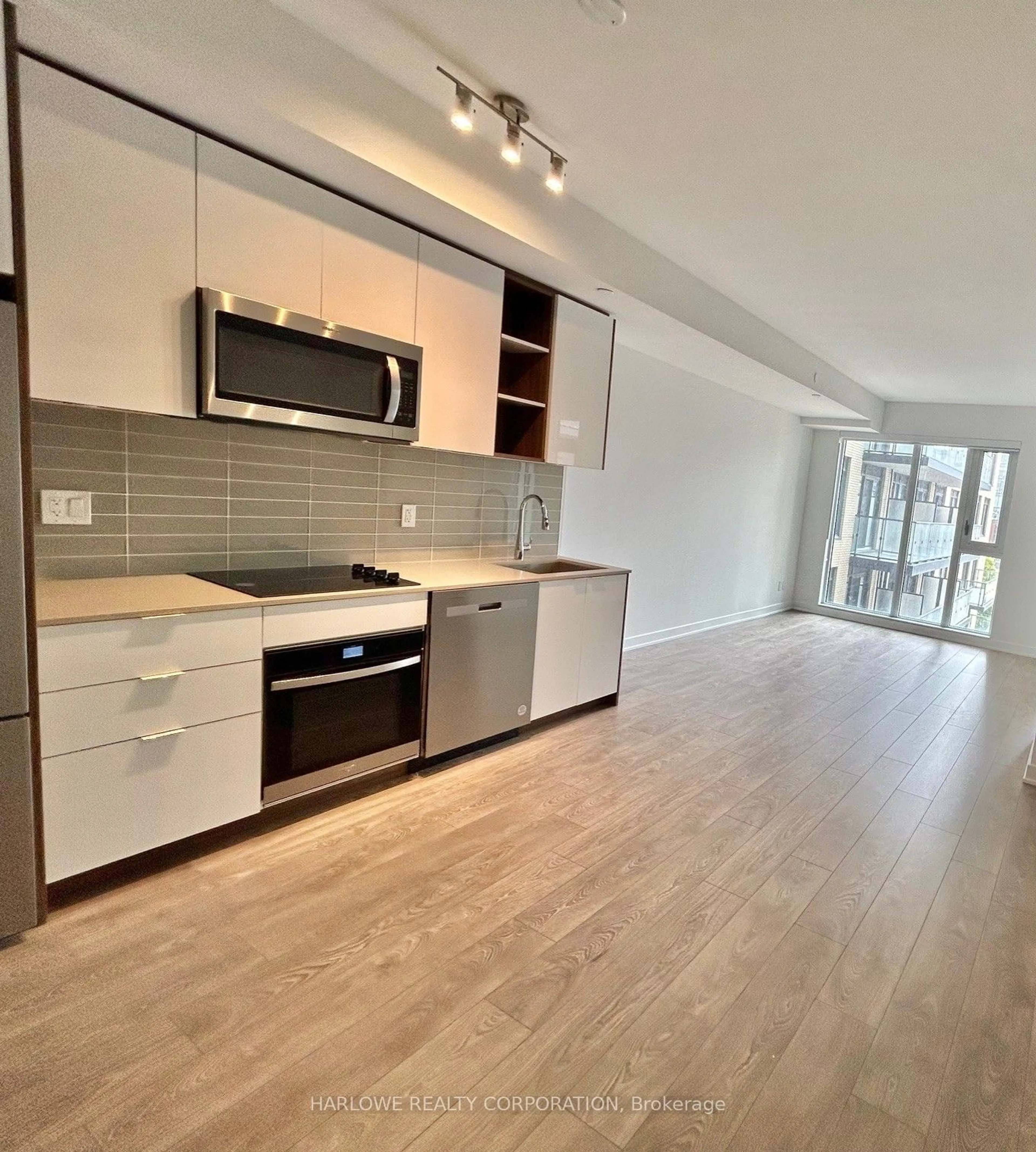 Open concept kitchen for 543 Richmond St #624, Toronto Ontario M5V 0W9