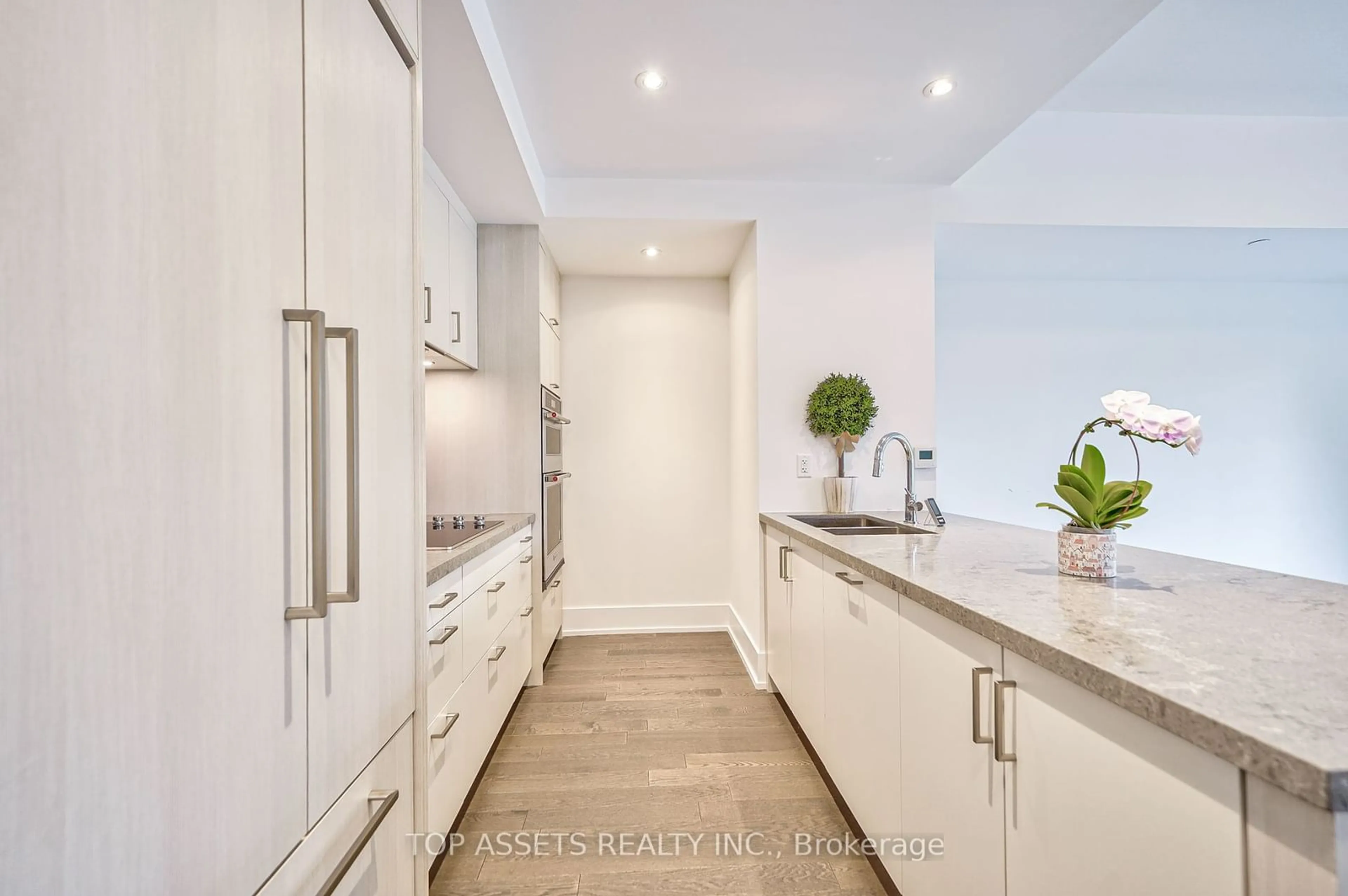 Contemporary kitchen, wood floors for 25 Adra Grado Way #126, Toronto Ontario M2J 0H6