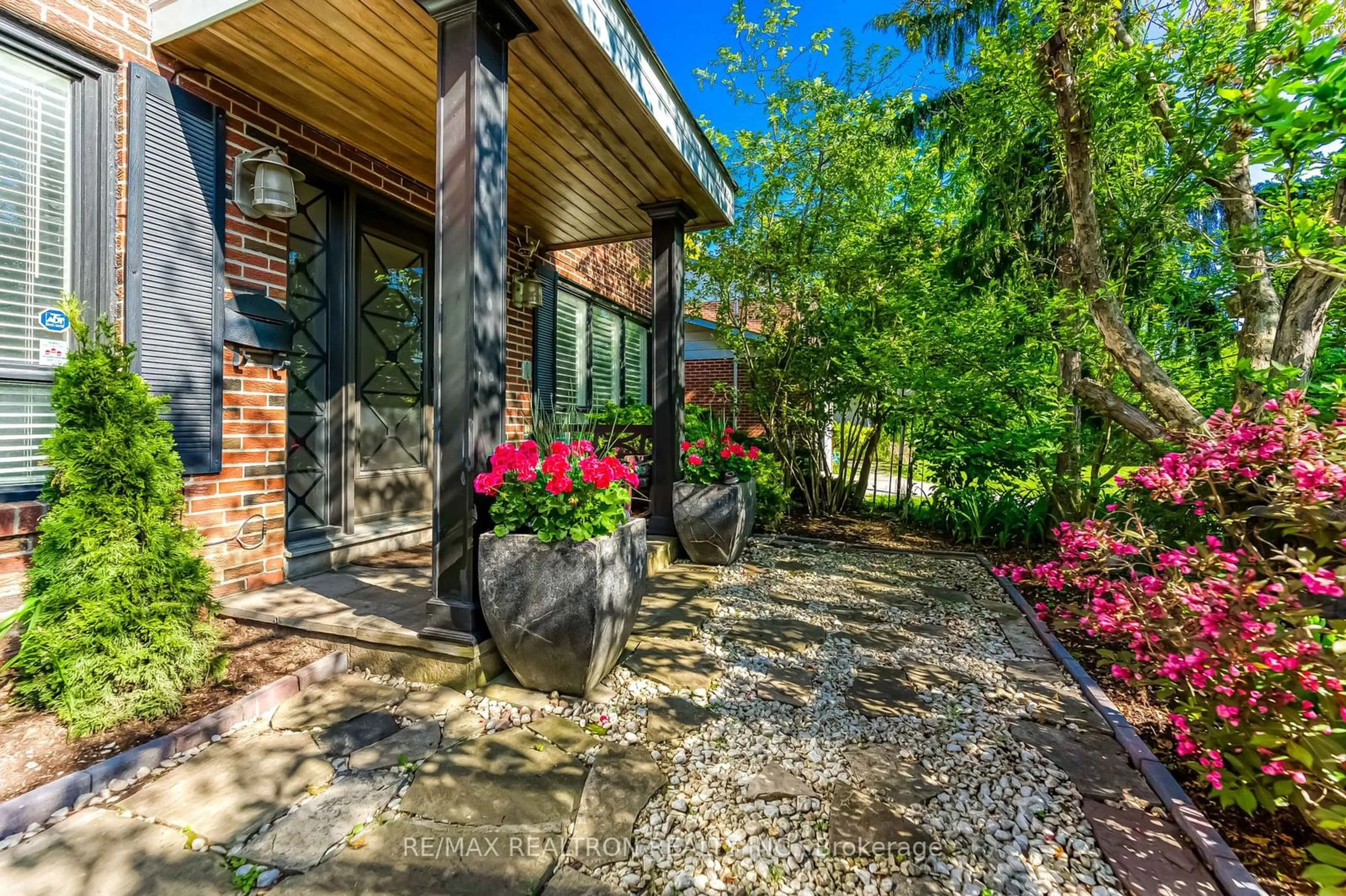 Indoor entryway, ceramic floors for 237 Old Yonge St, Toronto Ontario M2P 1R5