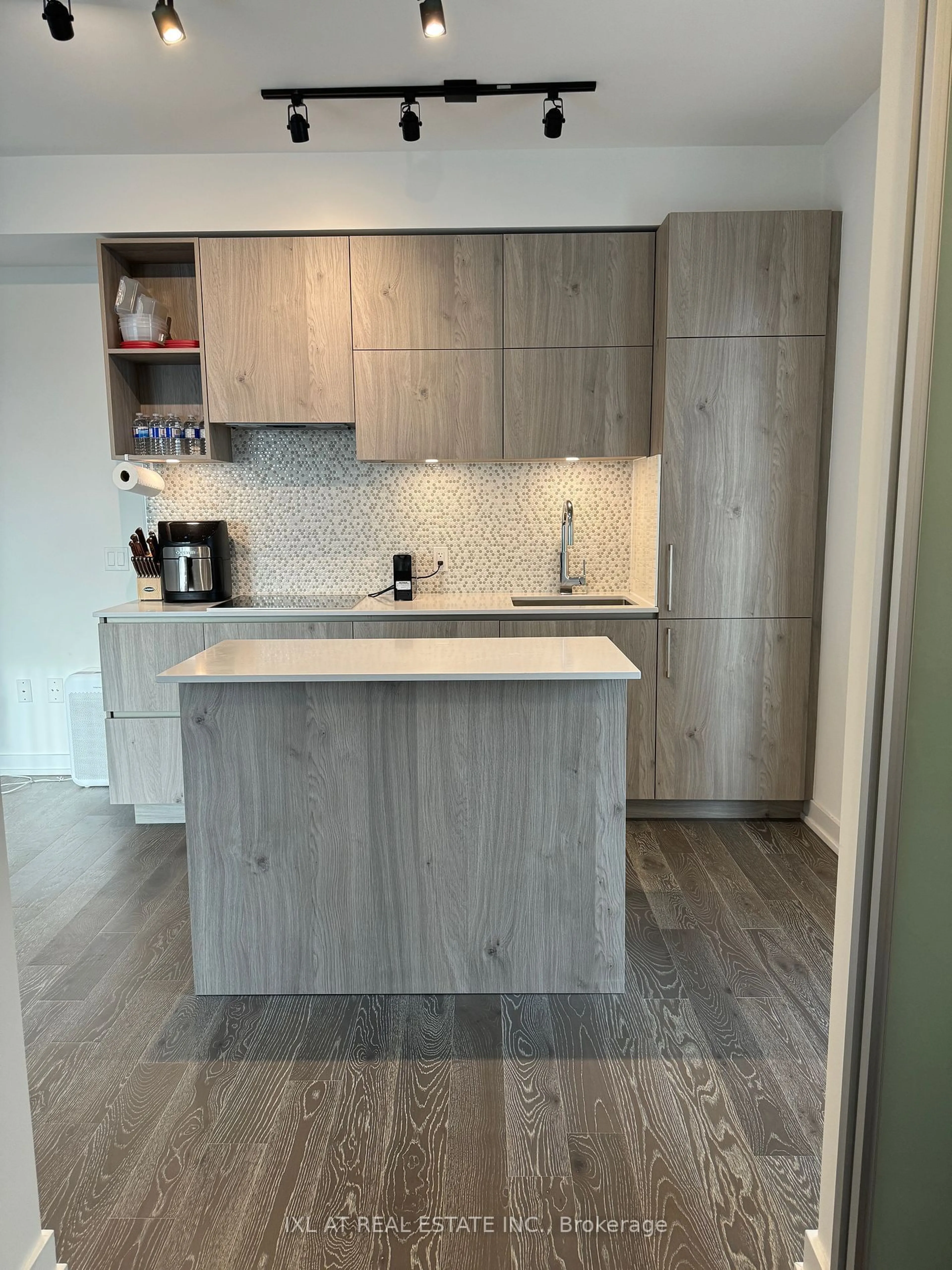 Open concept kitchen for 1 Yorkville Ave #3808, Toronto Ontario M4W 0B1