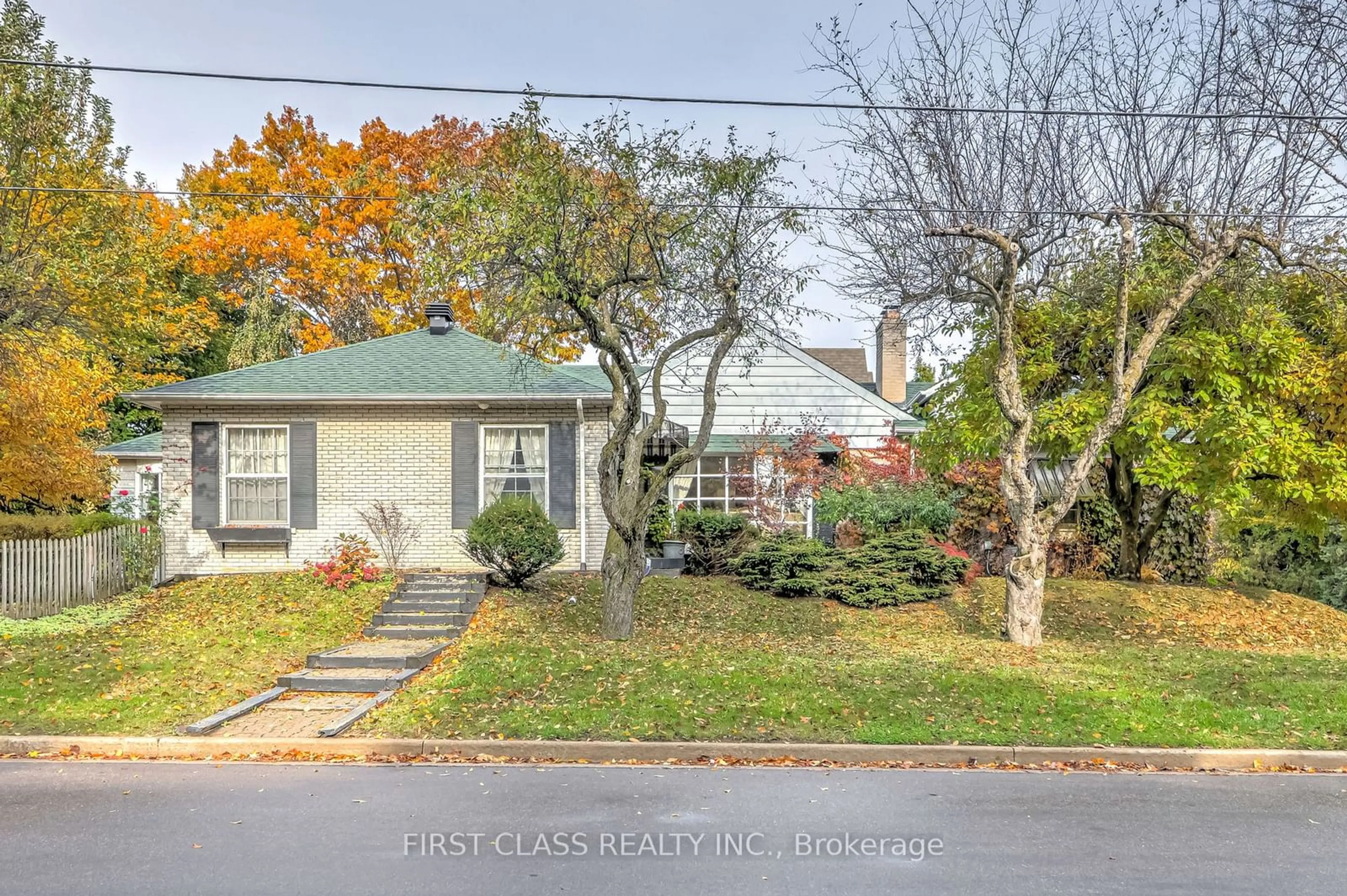 A pic from exterior of the house or condo, the street view for 26 York Rd, Toronto Ontario M2L 1M8