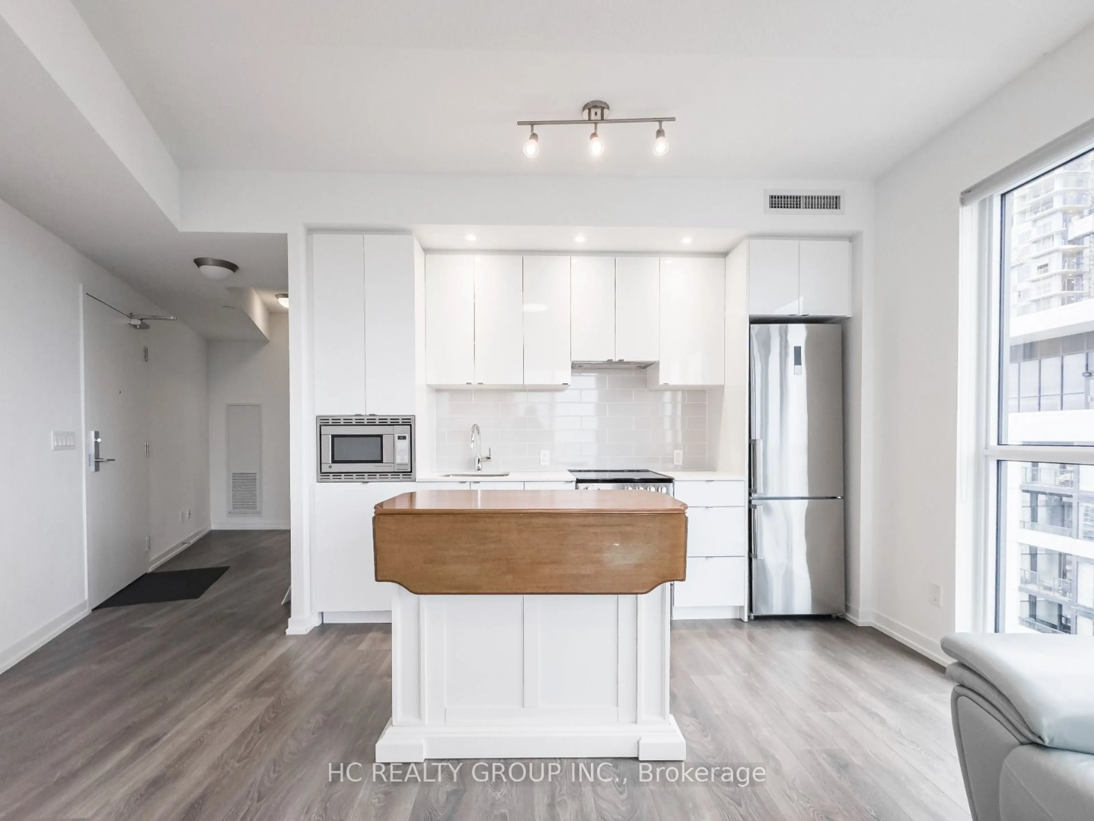 Open concept kitchen for 49 East Liberty St #2502, Toronto Ontario M6K 0B2