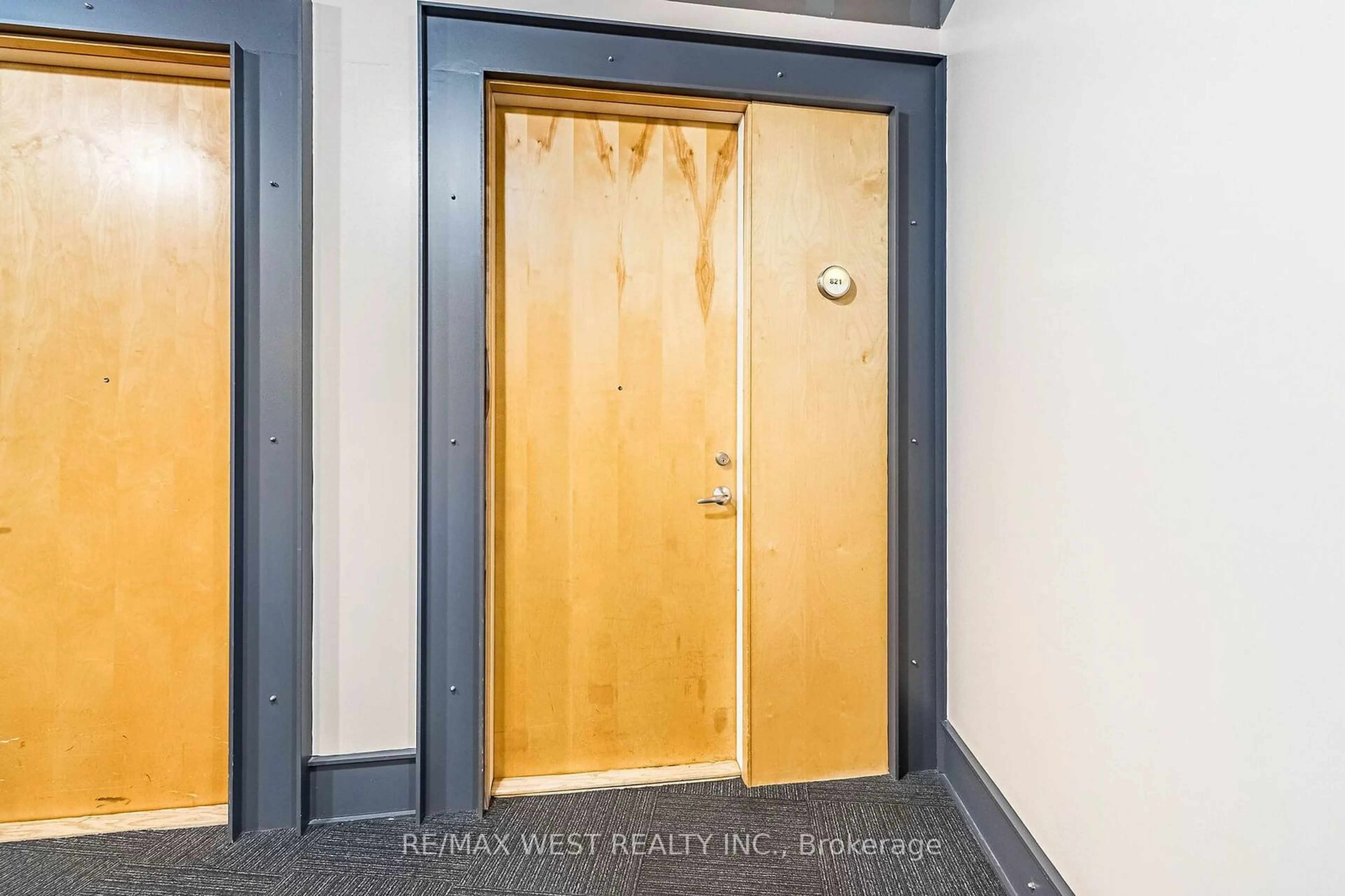 Indoor entryway, wood floors for 155 Dalhousie St #821, Toronto Ontario M5B 2P7