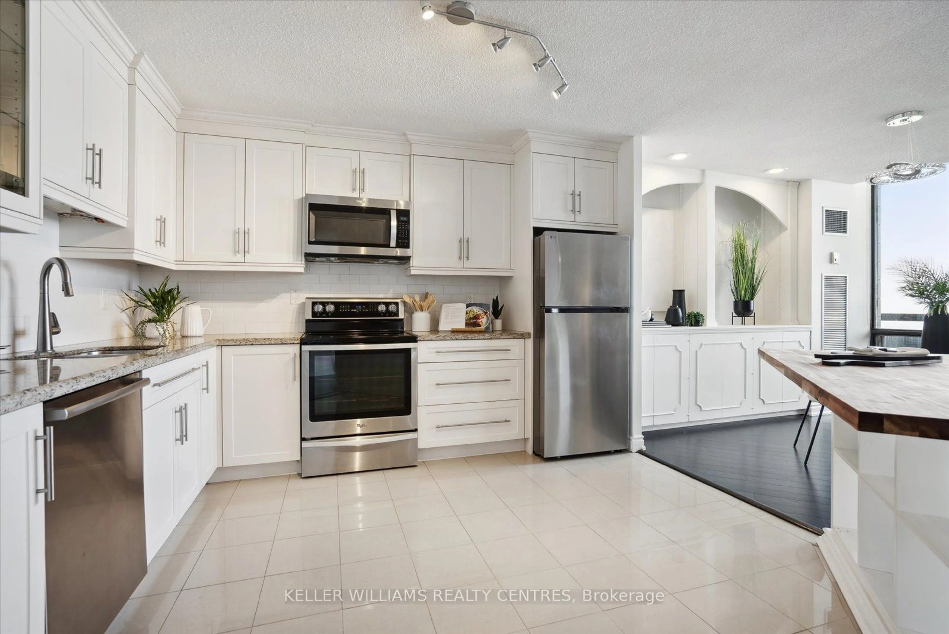 Open concept kitchen for 75 Graydon Hall Dr #PH2, Toronto Ontario M3A 3M5