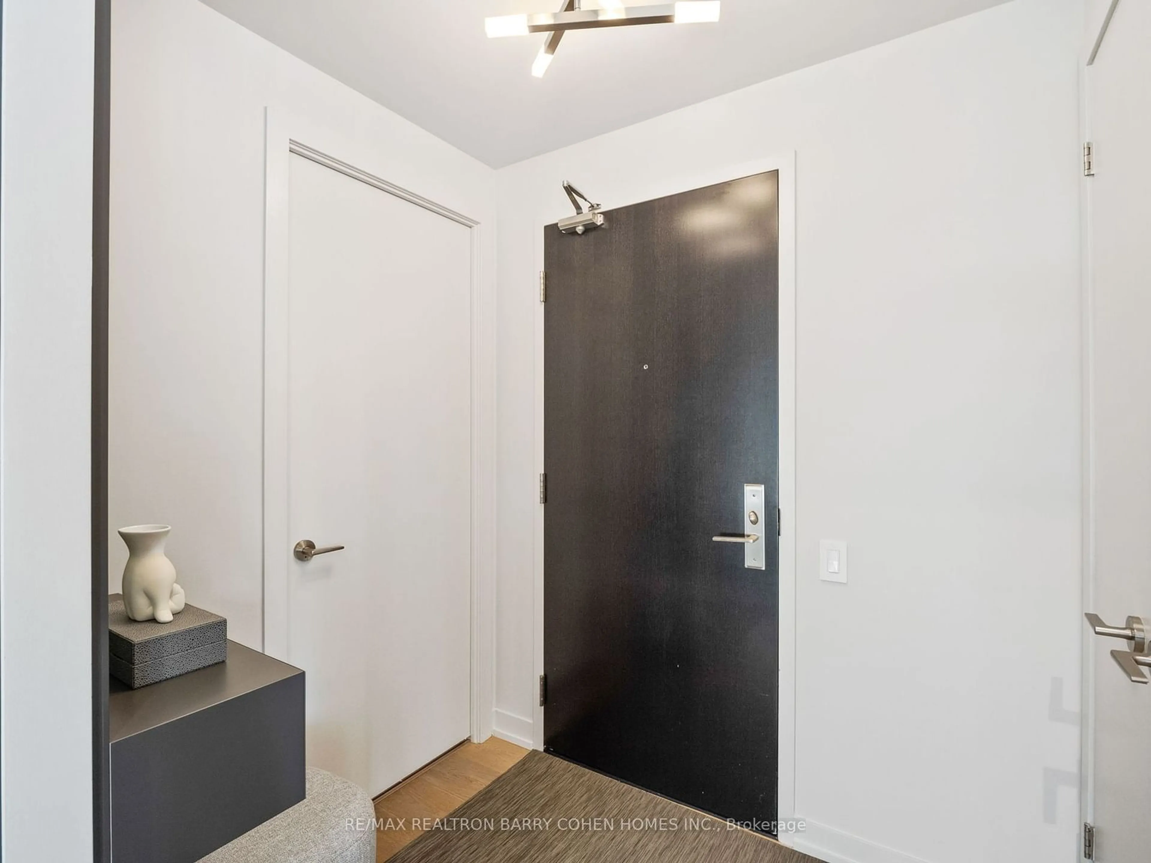 Indoor entryway, not visible floor for 650 King St #810, Toronto Ontario M5V 0H6