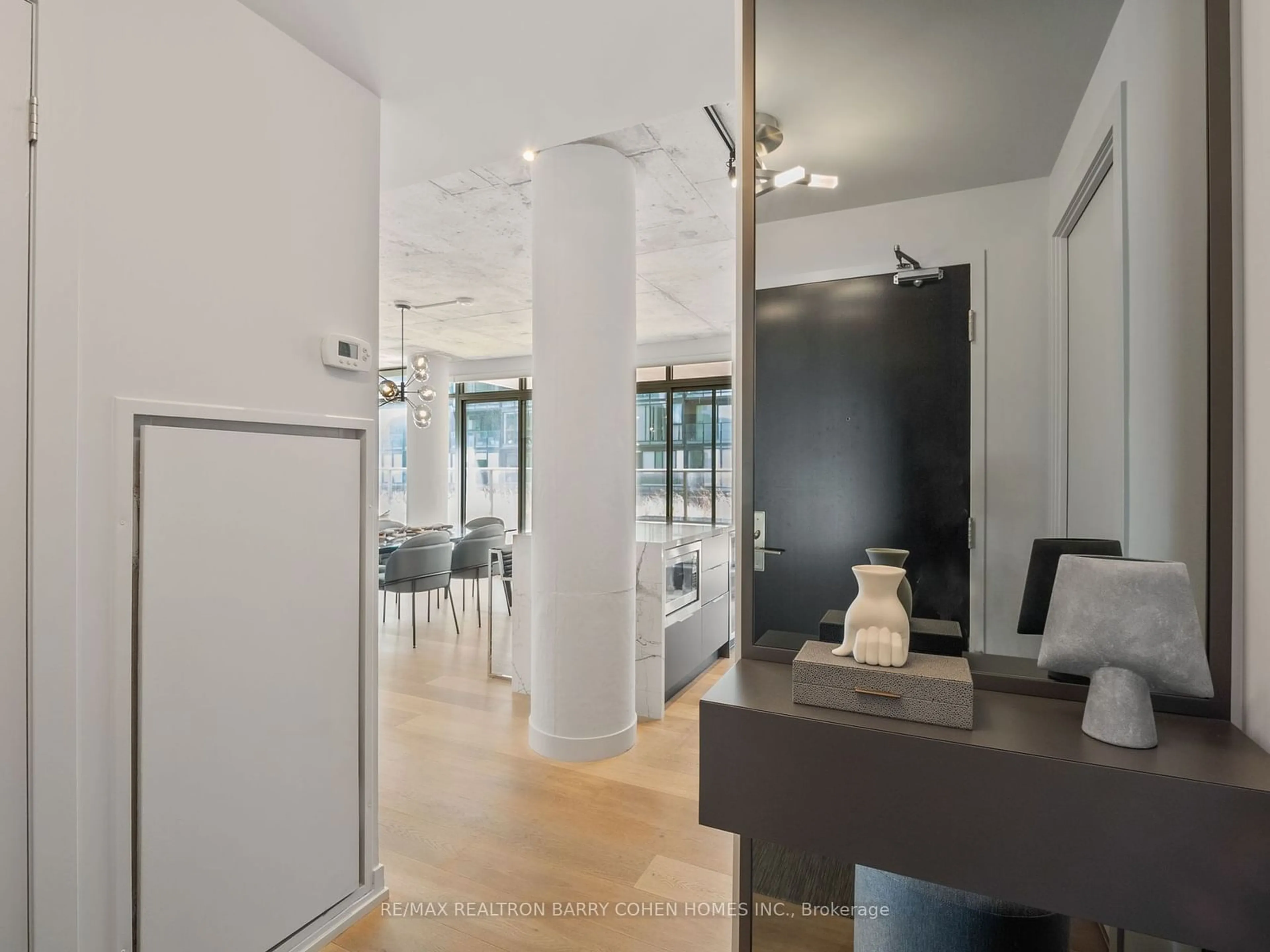 Indoor foyer, wood floors for 650 King St #810, Toronto Ontario M5V 0H6