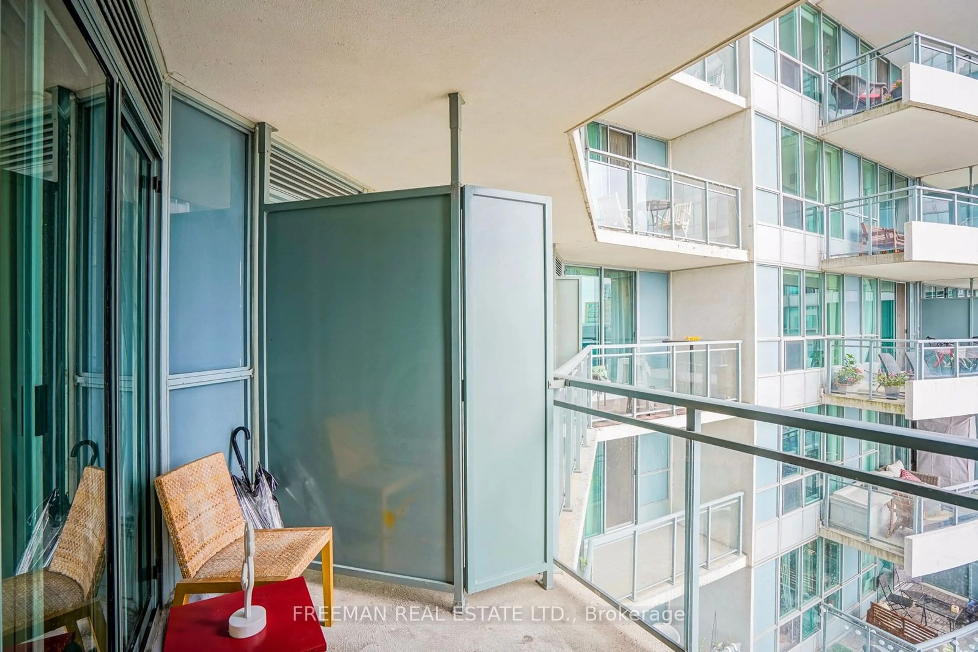 Balcony in the apartment, the front or back of building for 230 Queen Quay #620, Toronto Ontario M5J 2Y7